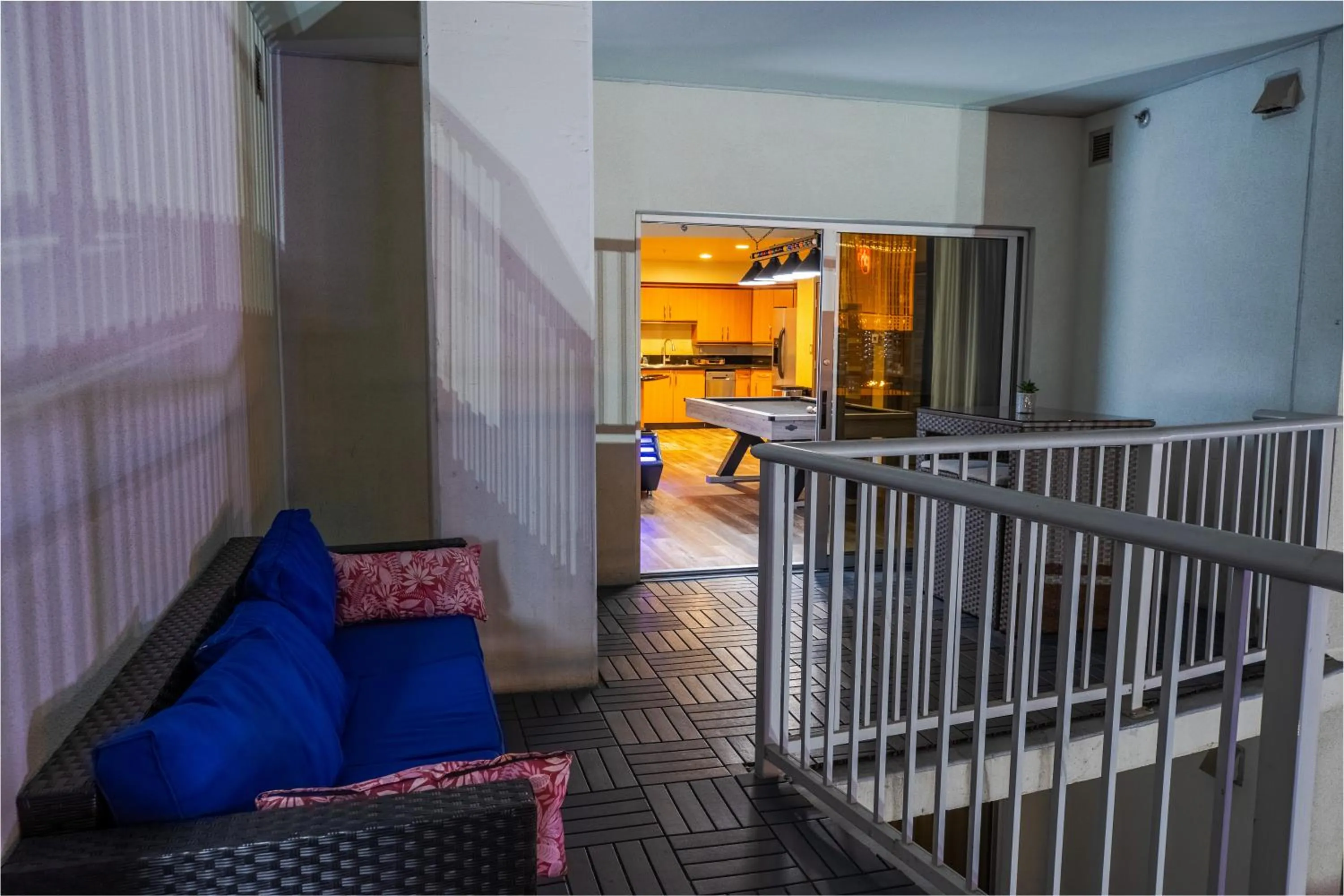 Bed in 2100 SqFt Penthouse Suite W/ Strip Views! POOL GYM