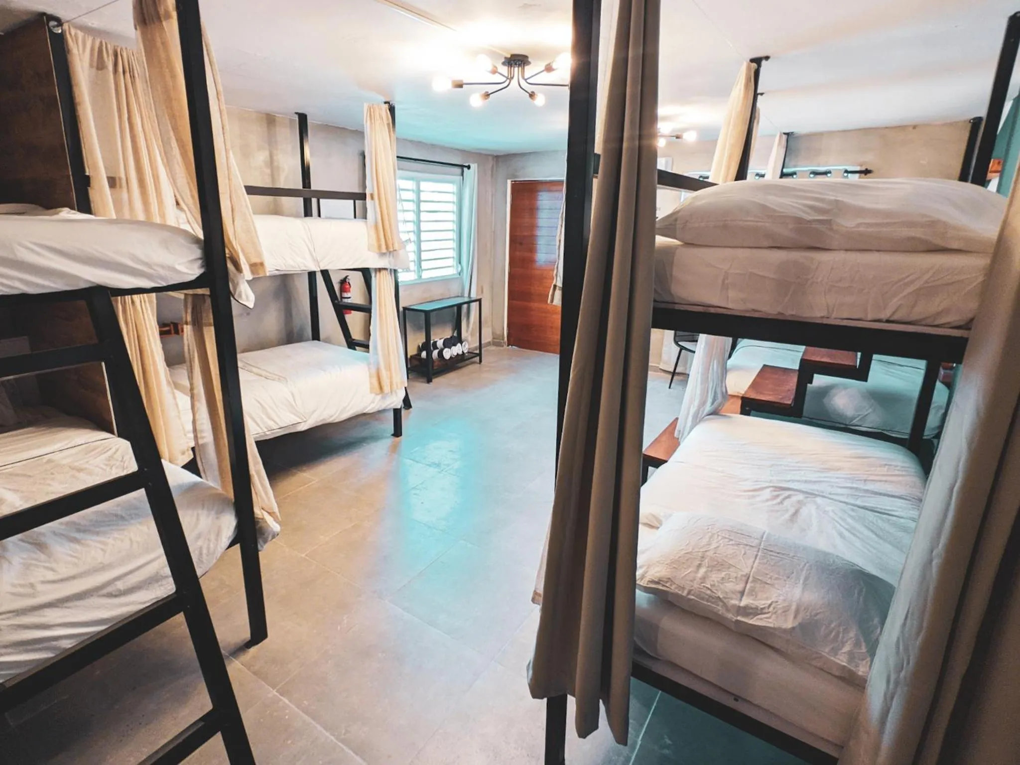 Photo of the whole room, Bed in The Surfing Turtle