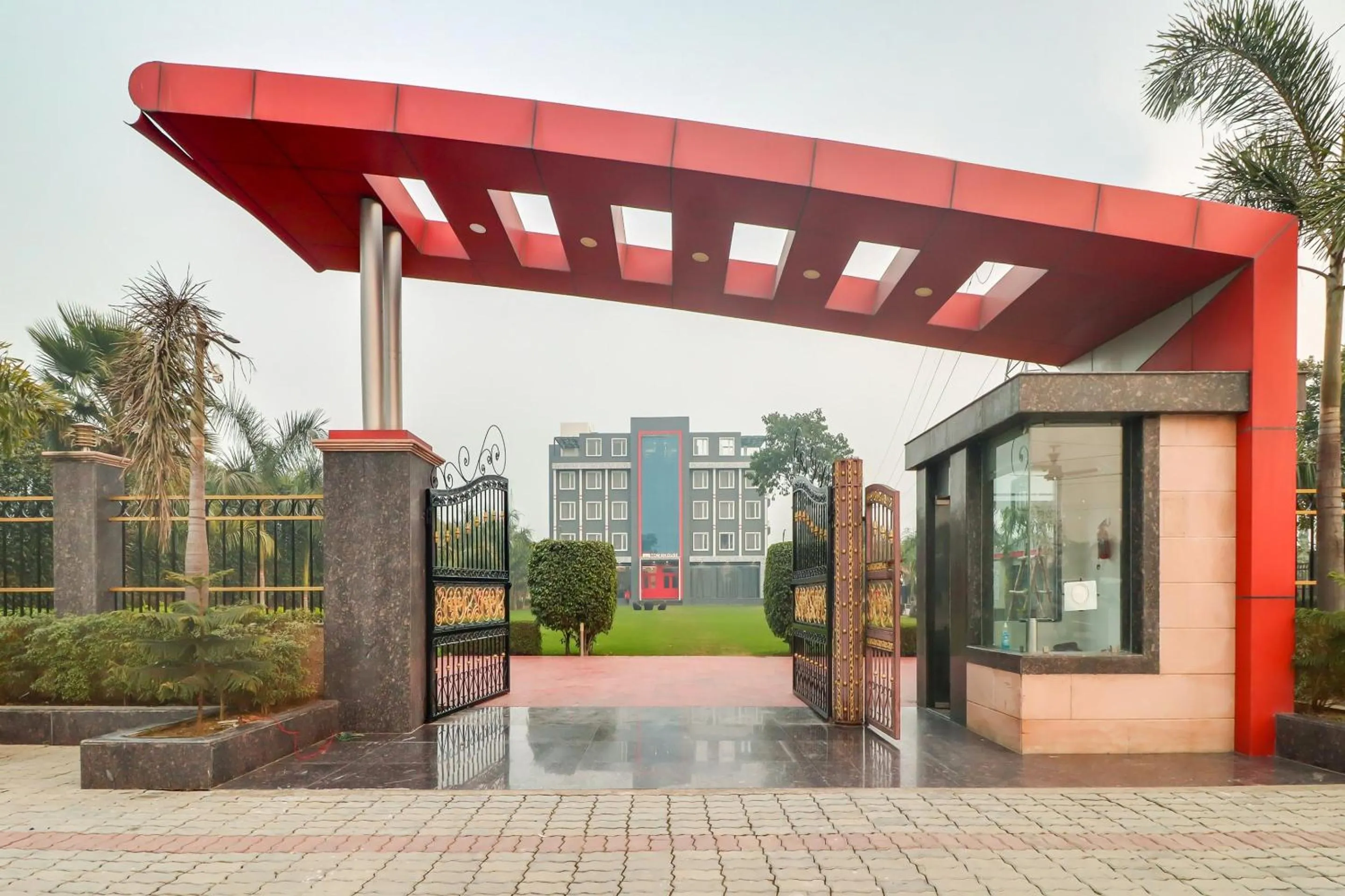 Facade/entrance in Super Townhouse Jashn