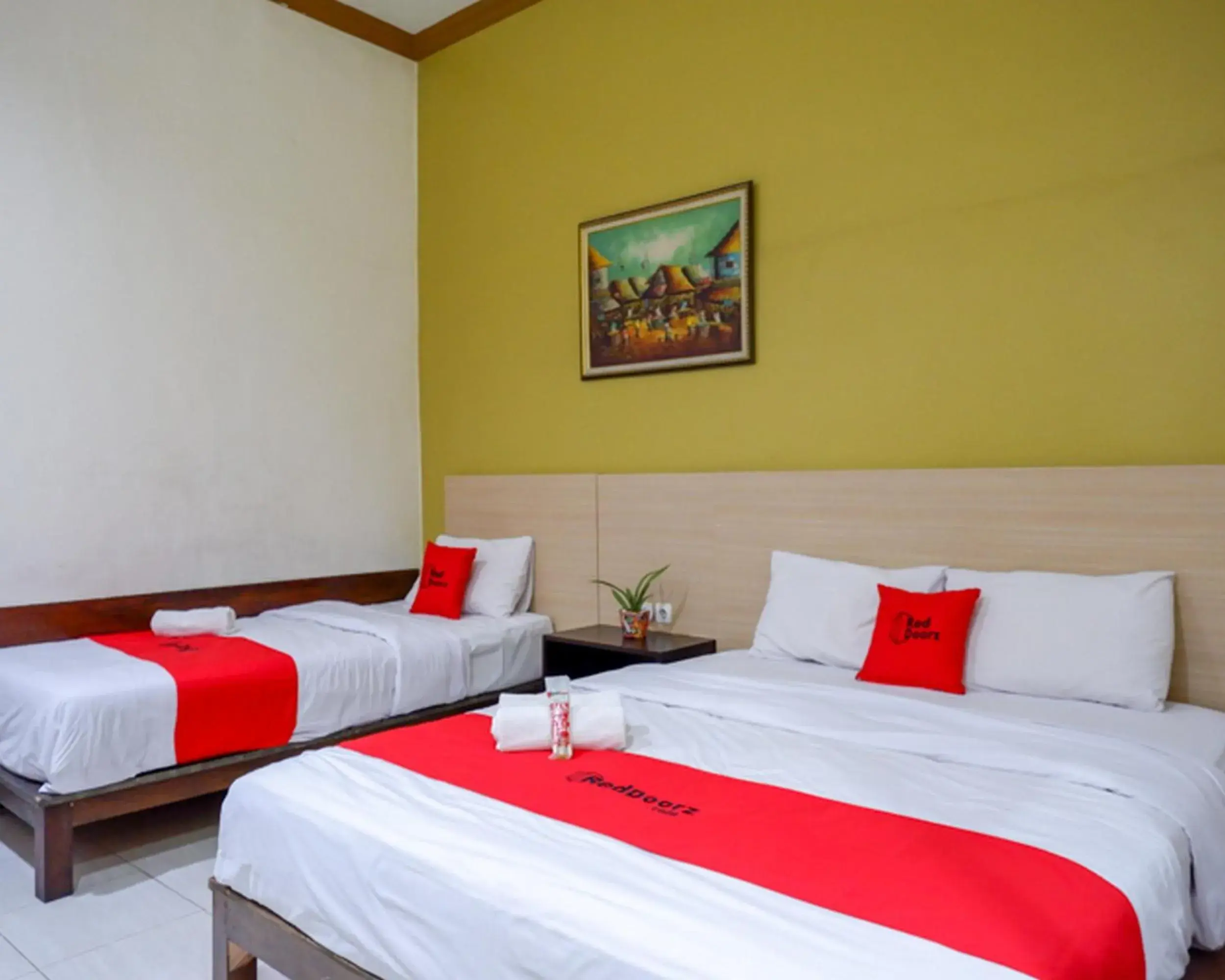 Family Room in RedDoorz Plus @ Hotel Asih UNY Family Room in RedDoorz Plus @ Hotel Asih UNY