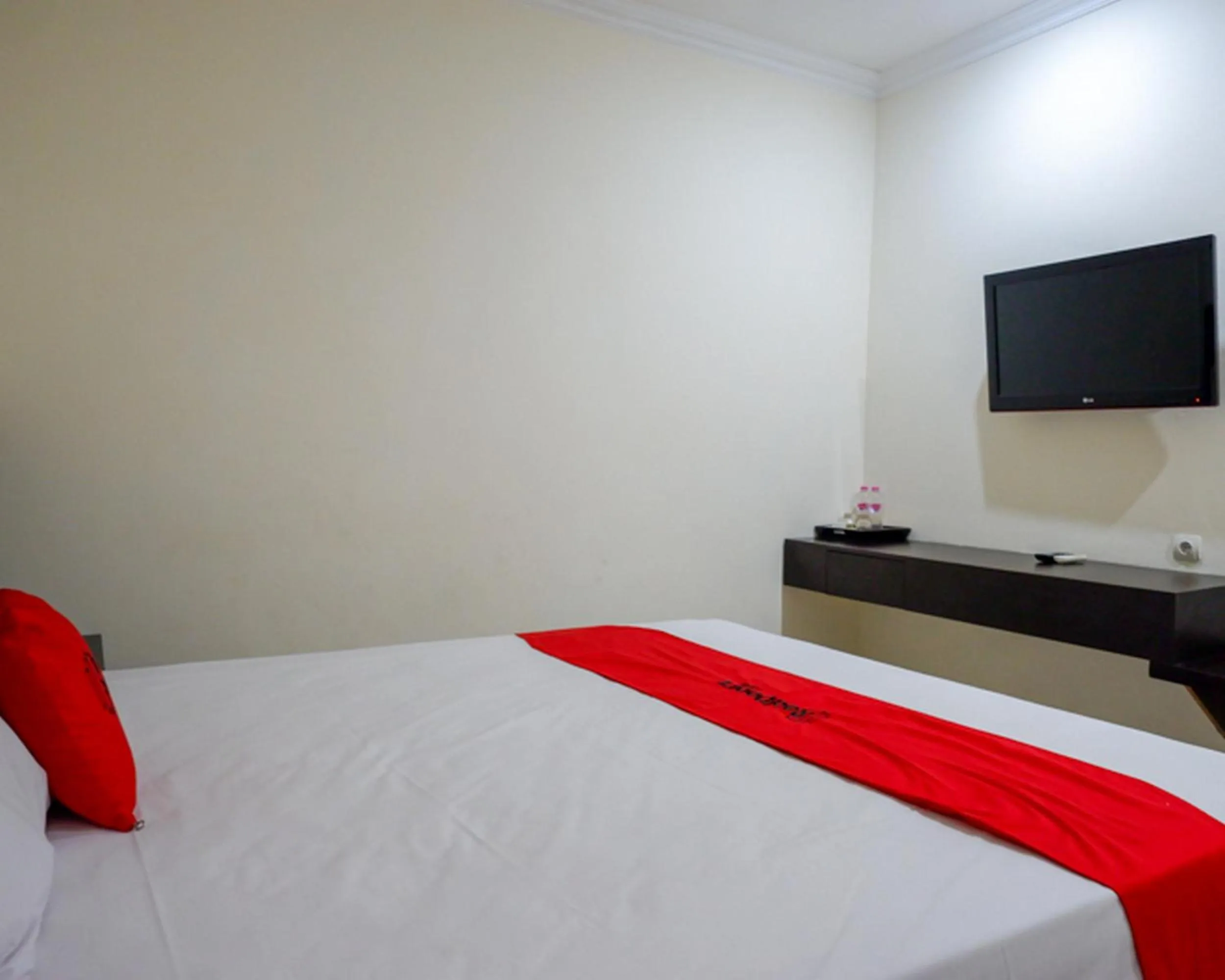 Bed in RedDoorz Plus @ Hotel Asih UNY
