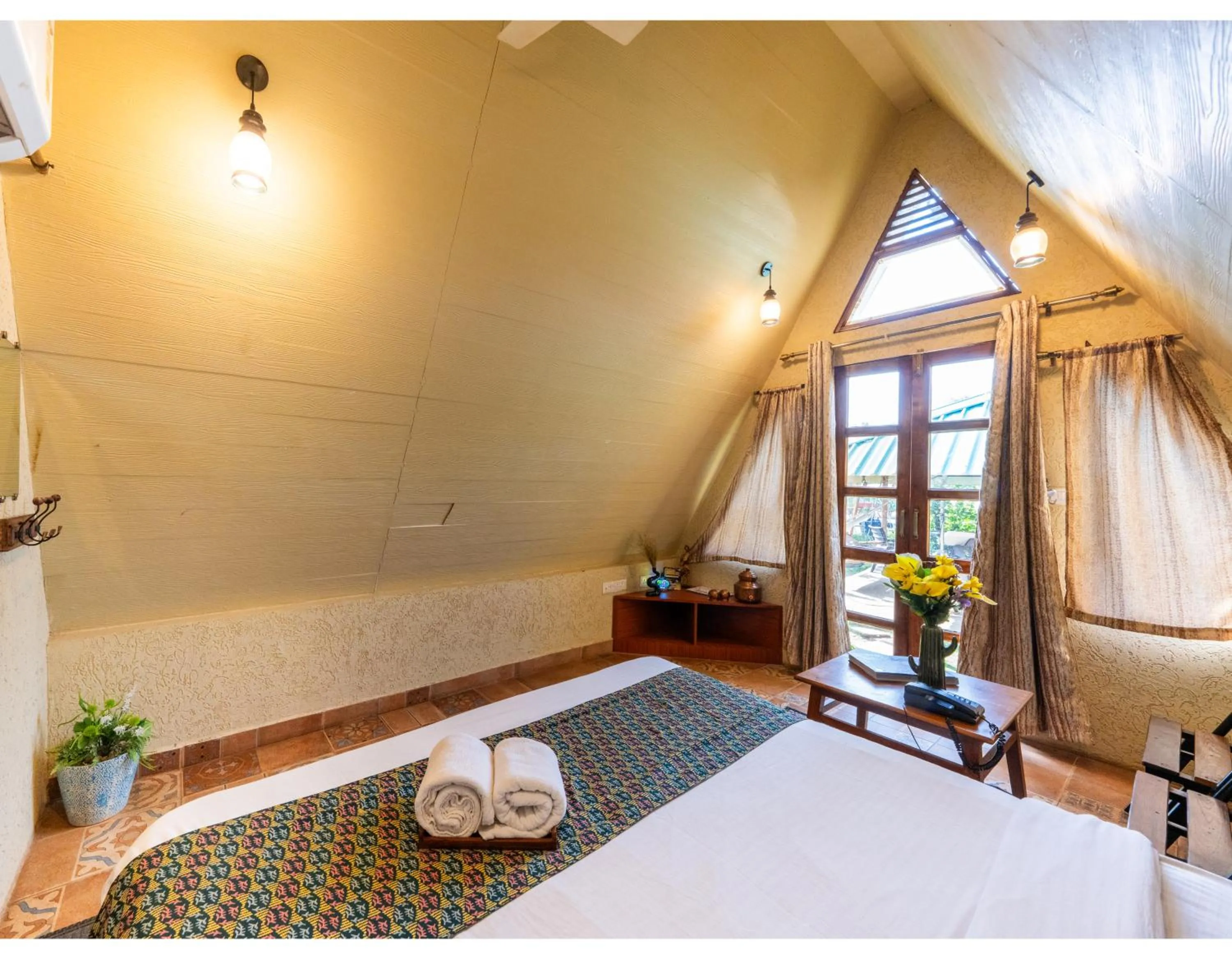 Photo of the whole room, Bed in Panarpani Retreat Pachmarhi