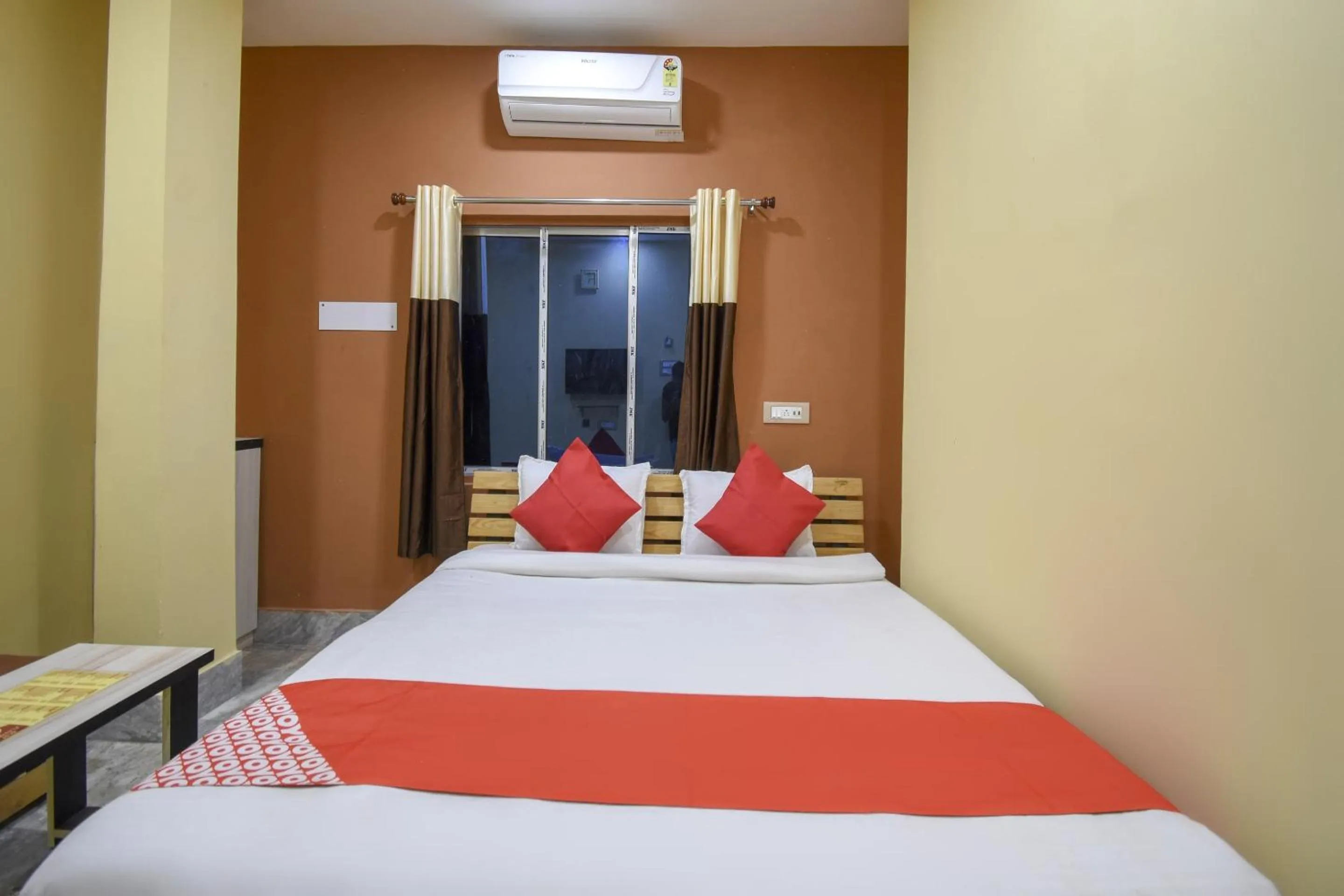 Bedroom, Bed in Hotel O Palki Palace Near Netaji Subhash Chandra Bose International Airport