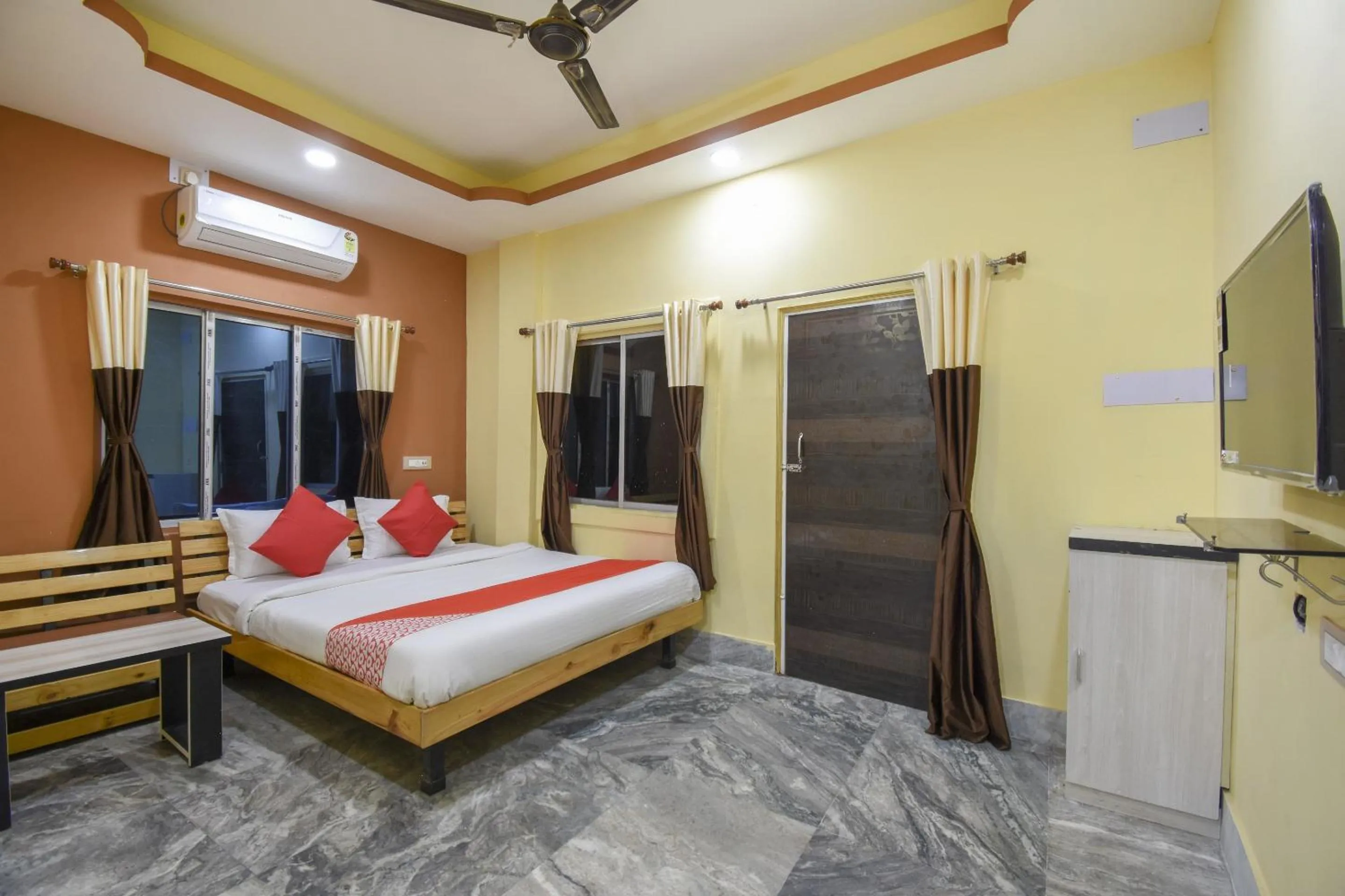 Bedroom, Bed in Hotel O Palki Palace Near Netaji Subhash Chandra Bose International Airport