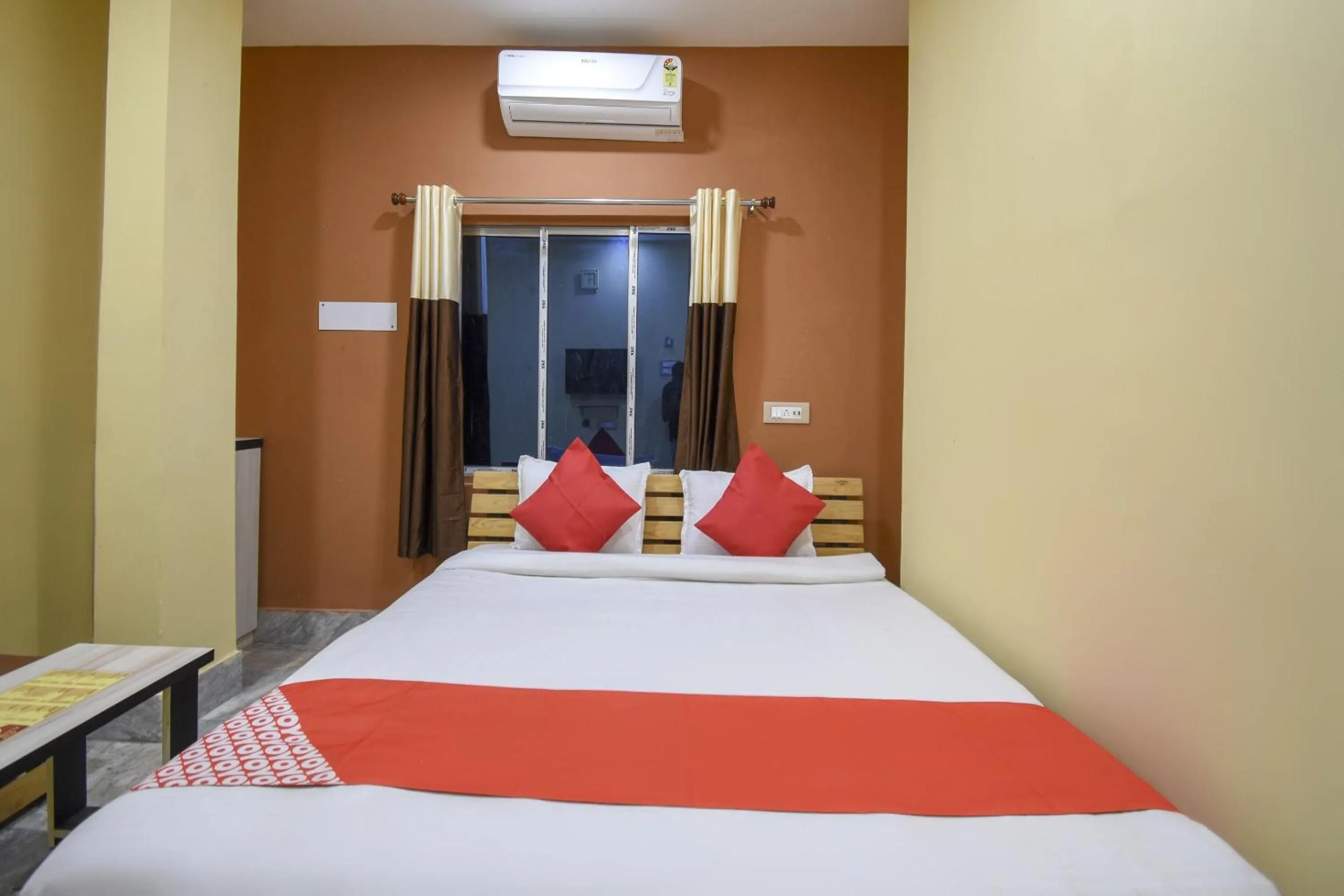 Bedroom, Bed in Hotel O Palki Palace Near Netaji Subhash Chandra Bose International Airport