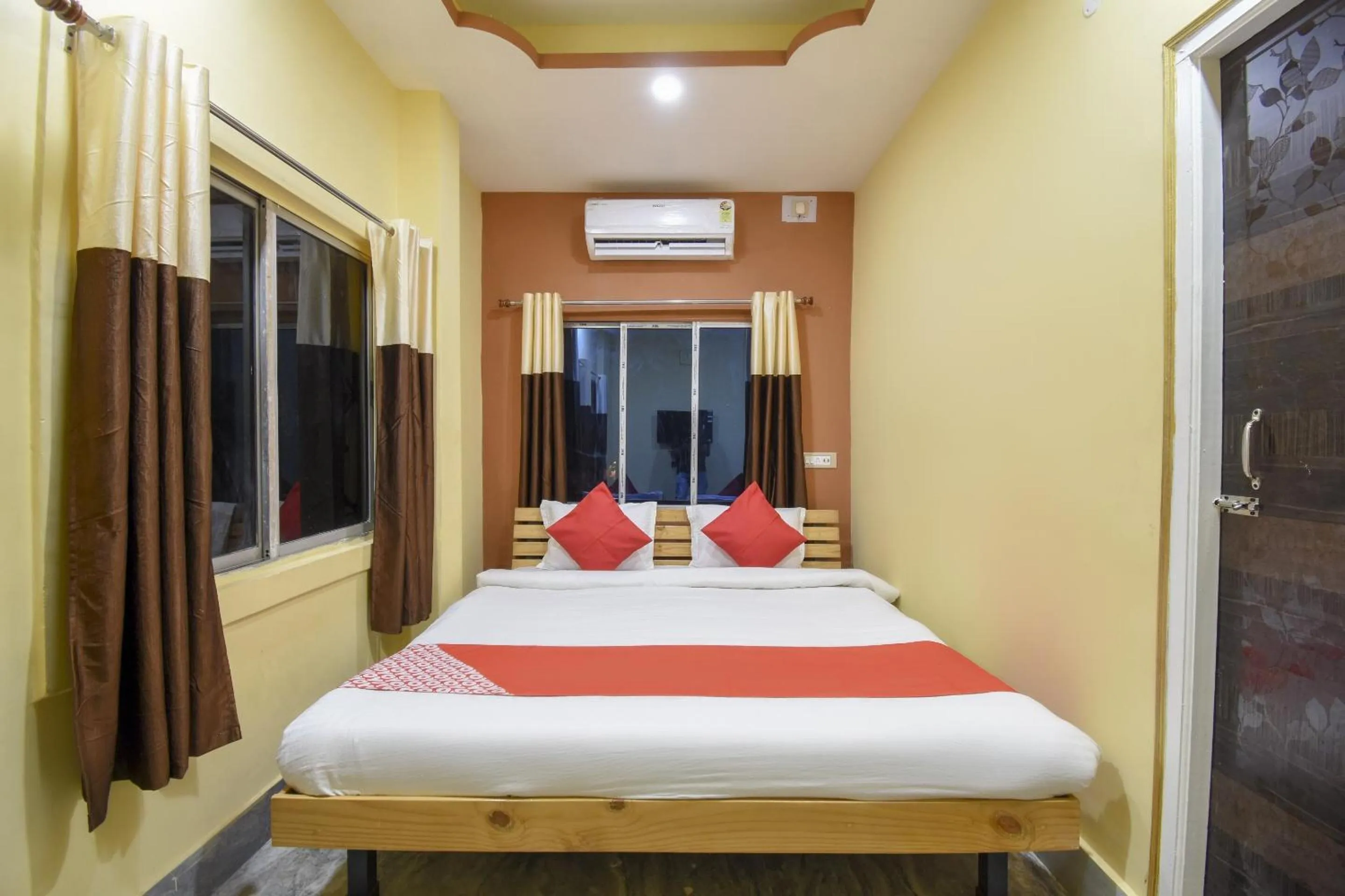 Bedroom, Bed in Hotel O Palki Palace Near Netaji Subhash Chandra Bose International Airport