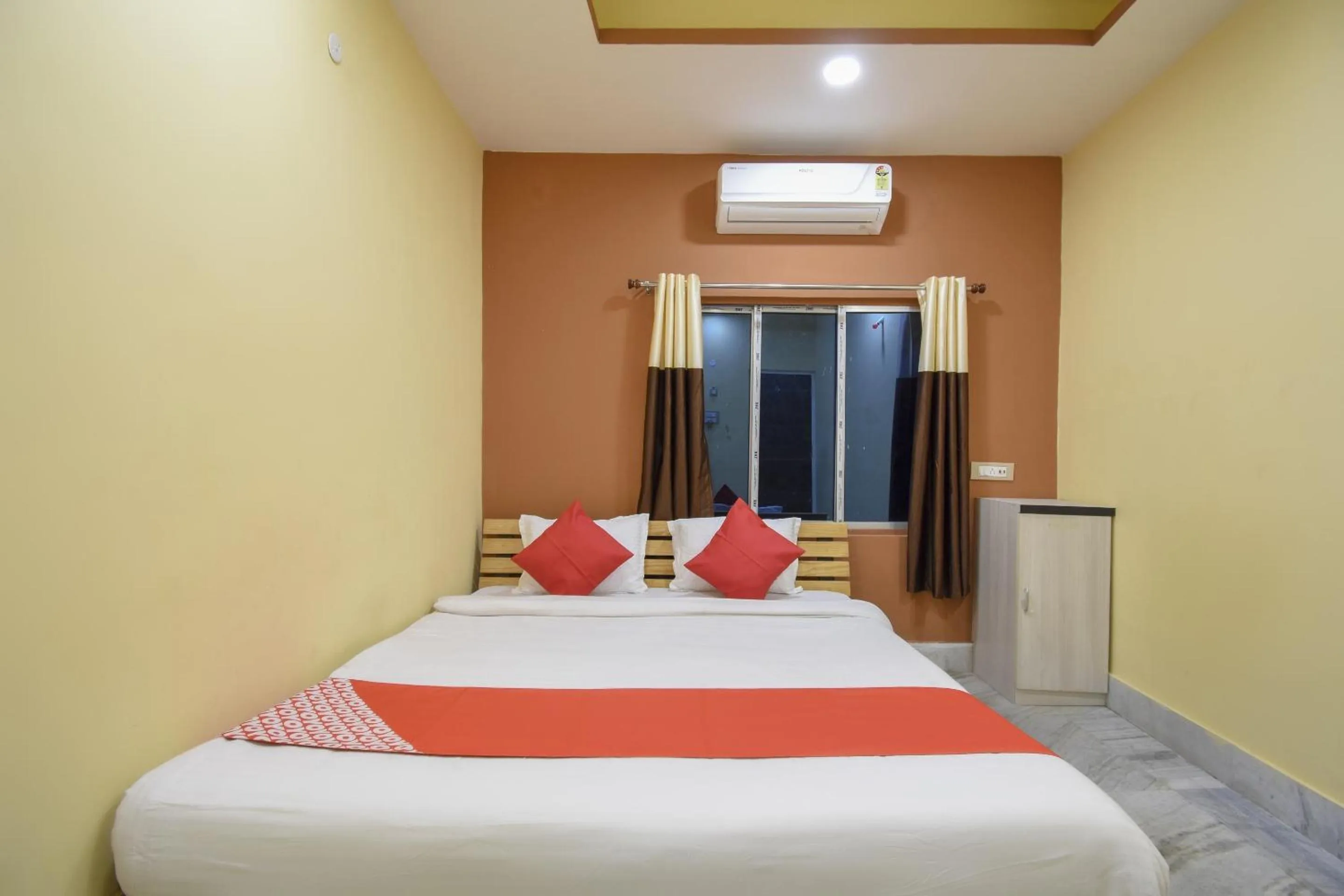 Bedroom, Bed in Hotel O Palki Palace Near Netaji Subhash Chandra Bose International Airport