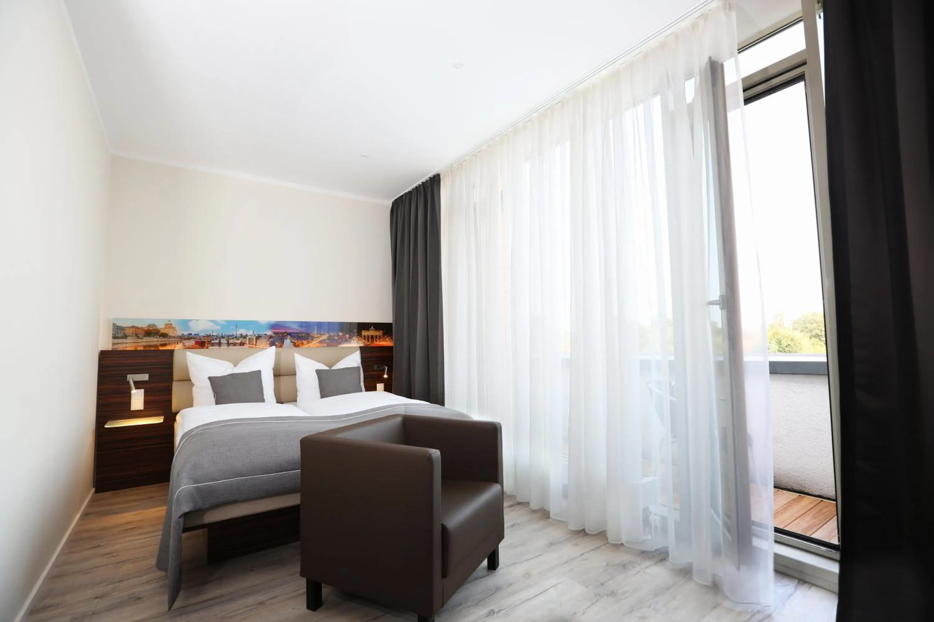 Photo of the whole room, Bed in H24 Hoteltow