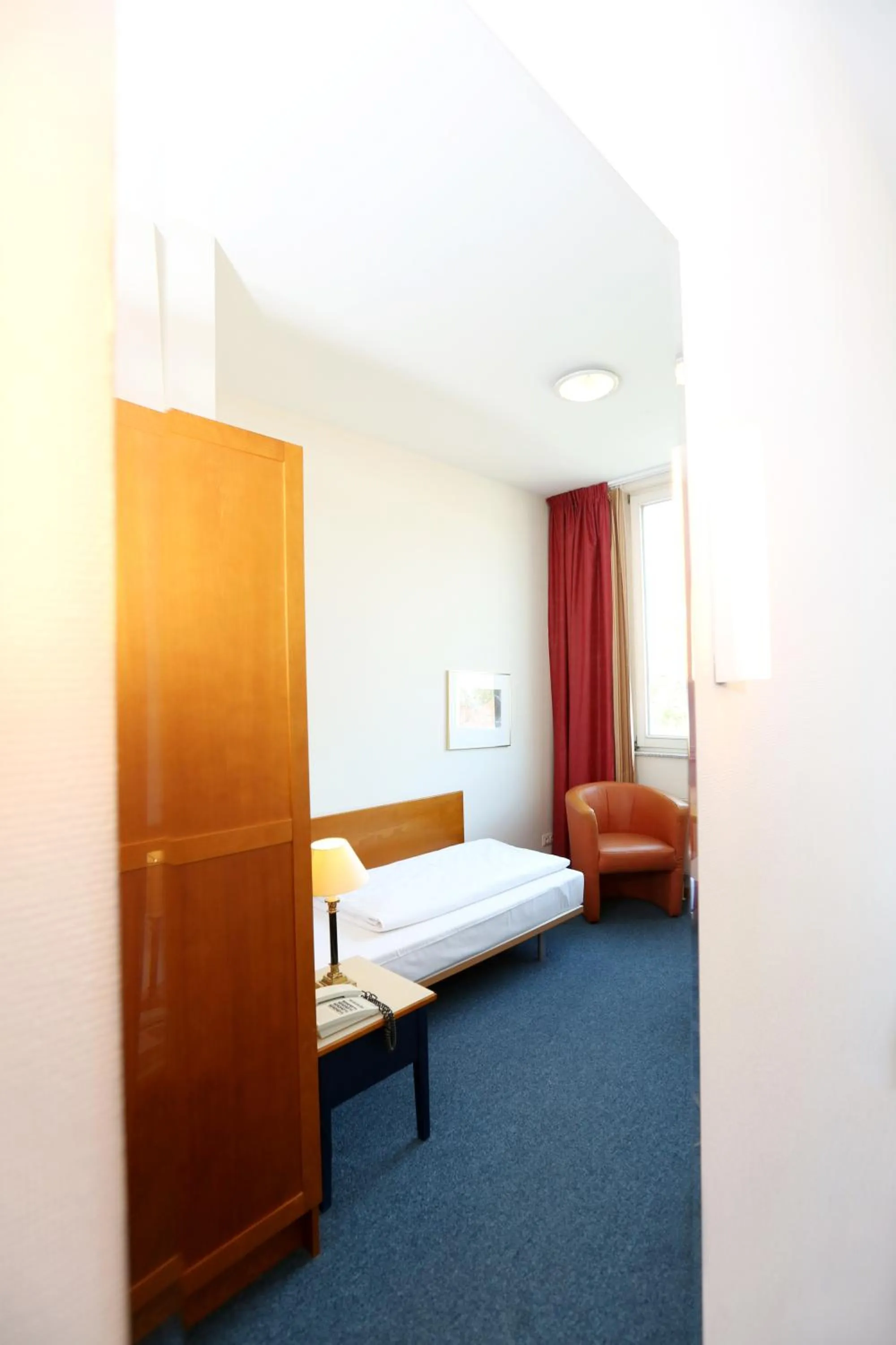 Photo of the whole room, Bed in H24 Hoteltow