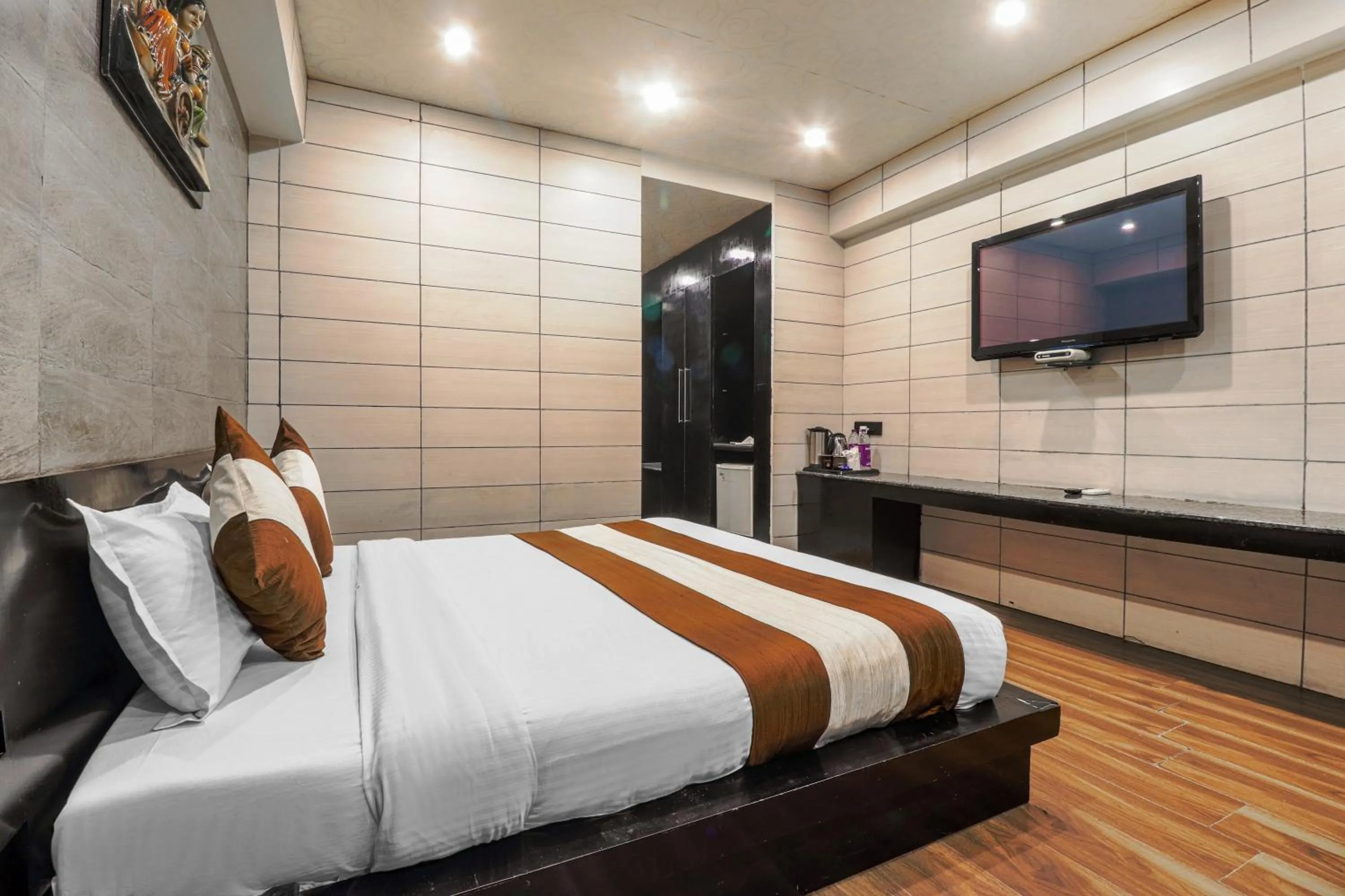 Bed in Oaktel Hotel Grand Shiva Near Ganga Ghat