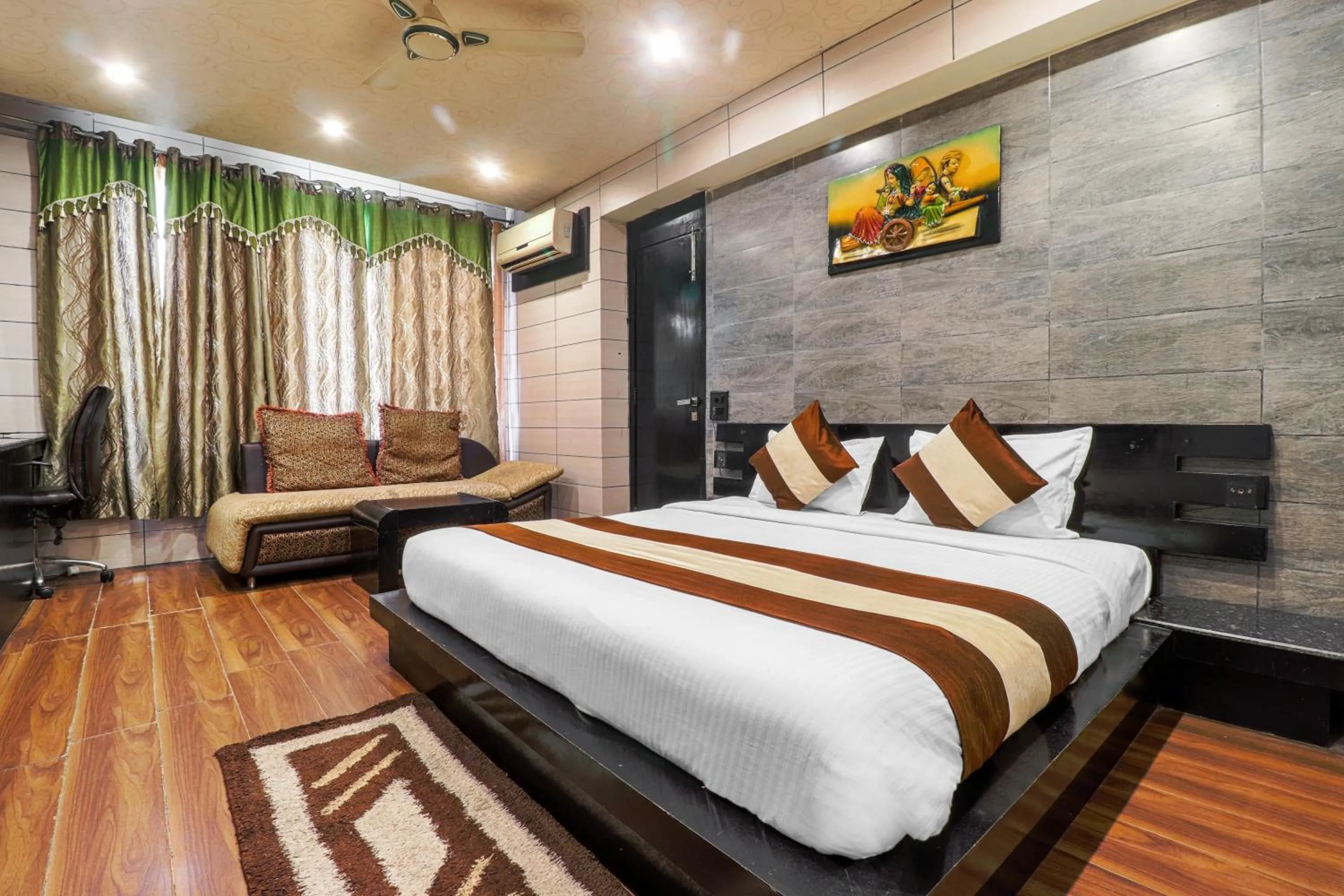 Bed in Oaktel Hotel Grand Shiva Near Ganga Ghat