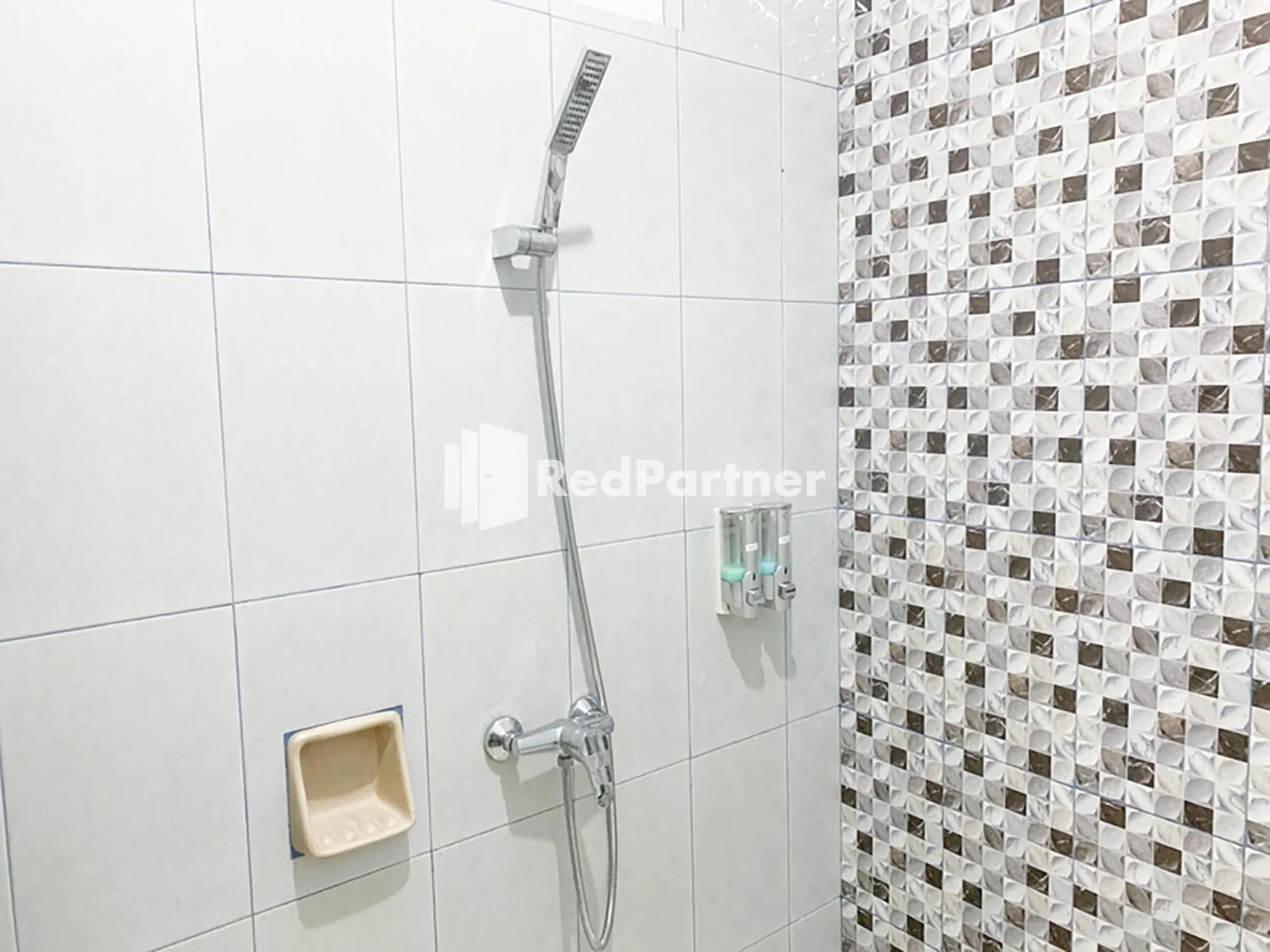 Bathroom in RedDoorz Syariah At Hotel Nuri Indah Dongkelan Yogyakarta