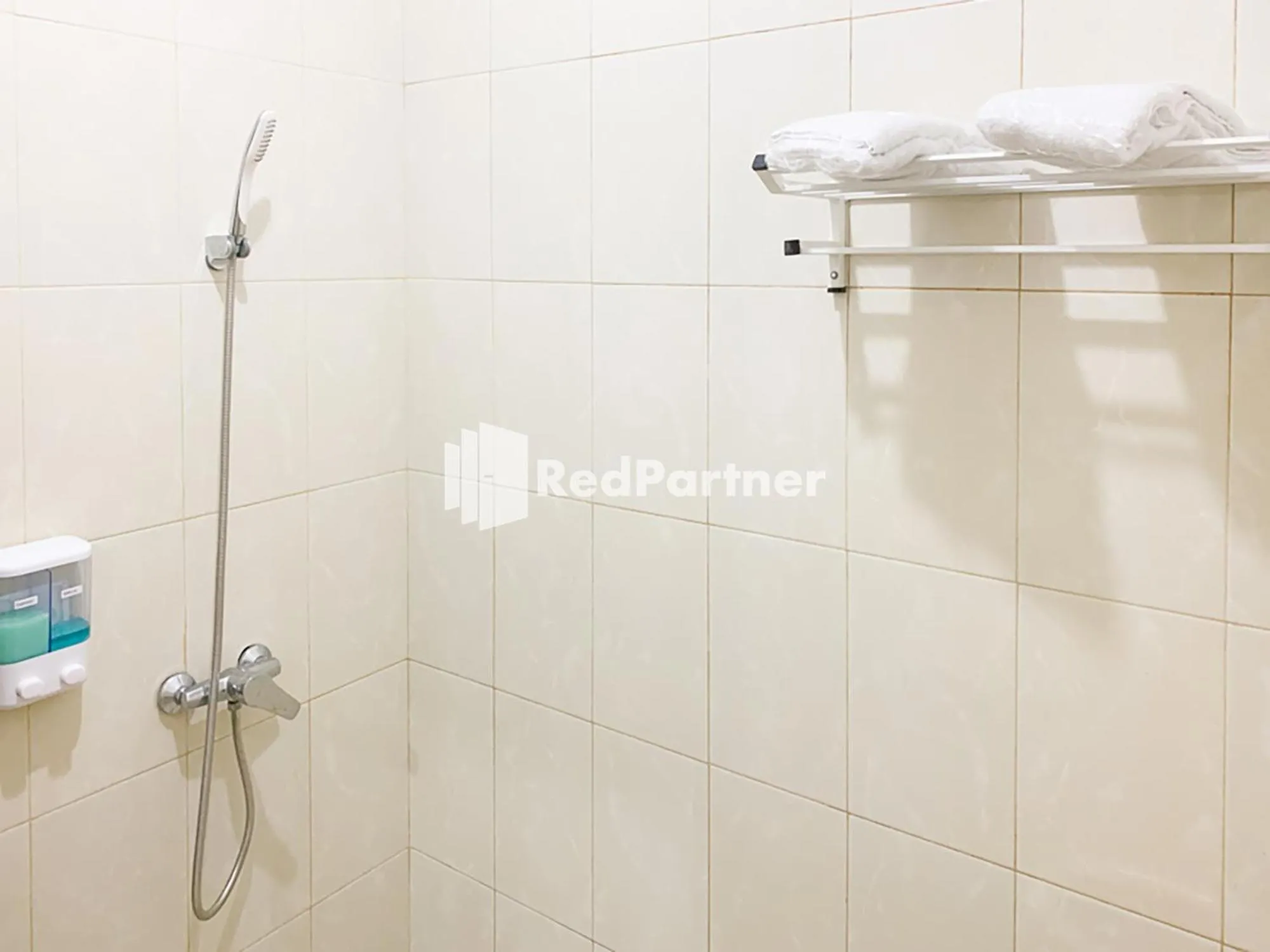 Bathroom in RedDoorz Syariah At Hotel Nuri Indah Dongkelan Yogyakarta