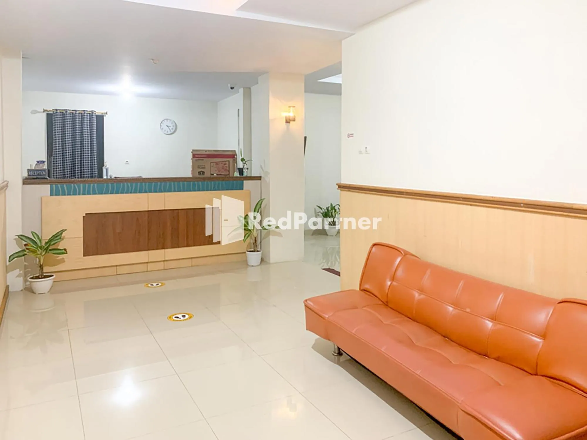 Lobby or reception in RedDoorz Syariah At Hotel Nuri Indah Dongkelan Yogyakarta