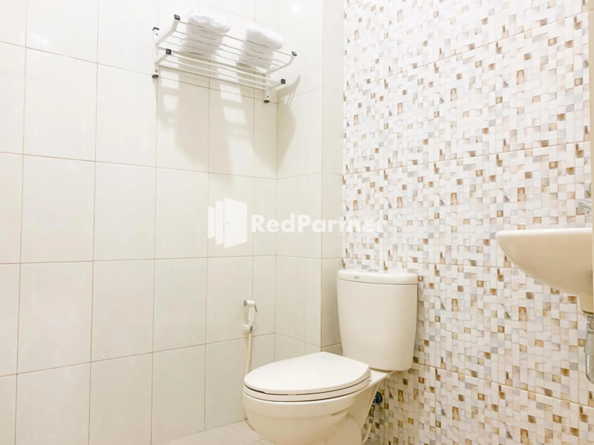 Bathroom in RedDoorz Syariah At Hotel Nuri Indah Dongkelan Yogyakarta