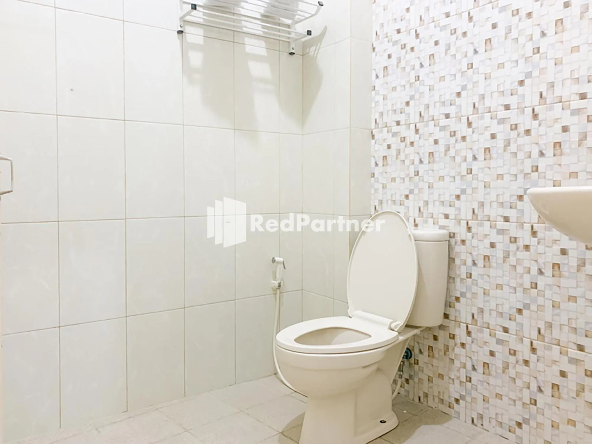 Bathroom in RedDoorz Syariah At Hotel Nuri Indah Dongkelan Yogyakarta