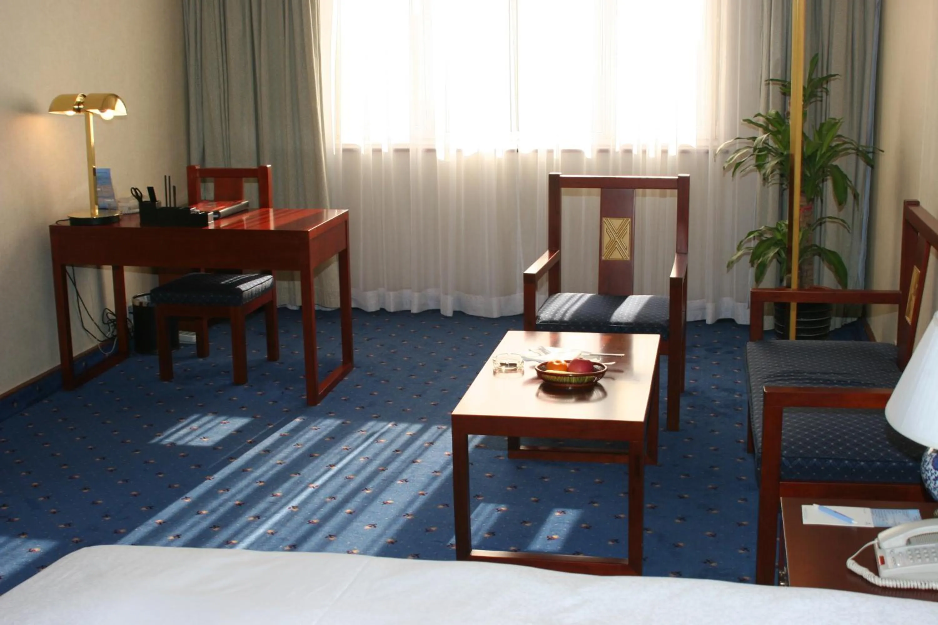 Seating area, Bed in CITIC Hotel Beijing Airport