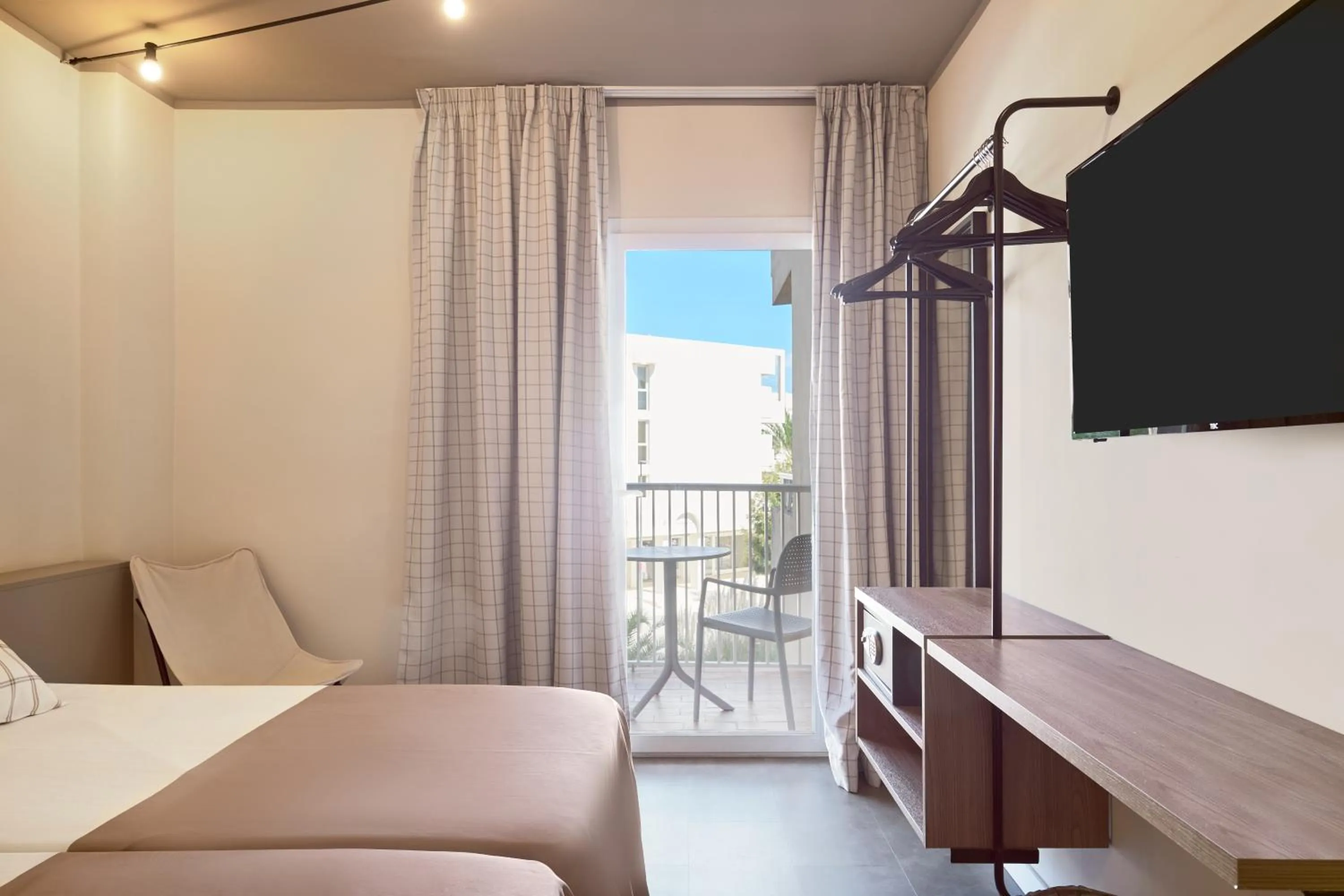 Communal lounge/ TV room, Bed in tent Palmanova