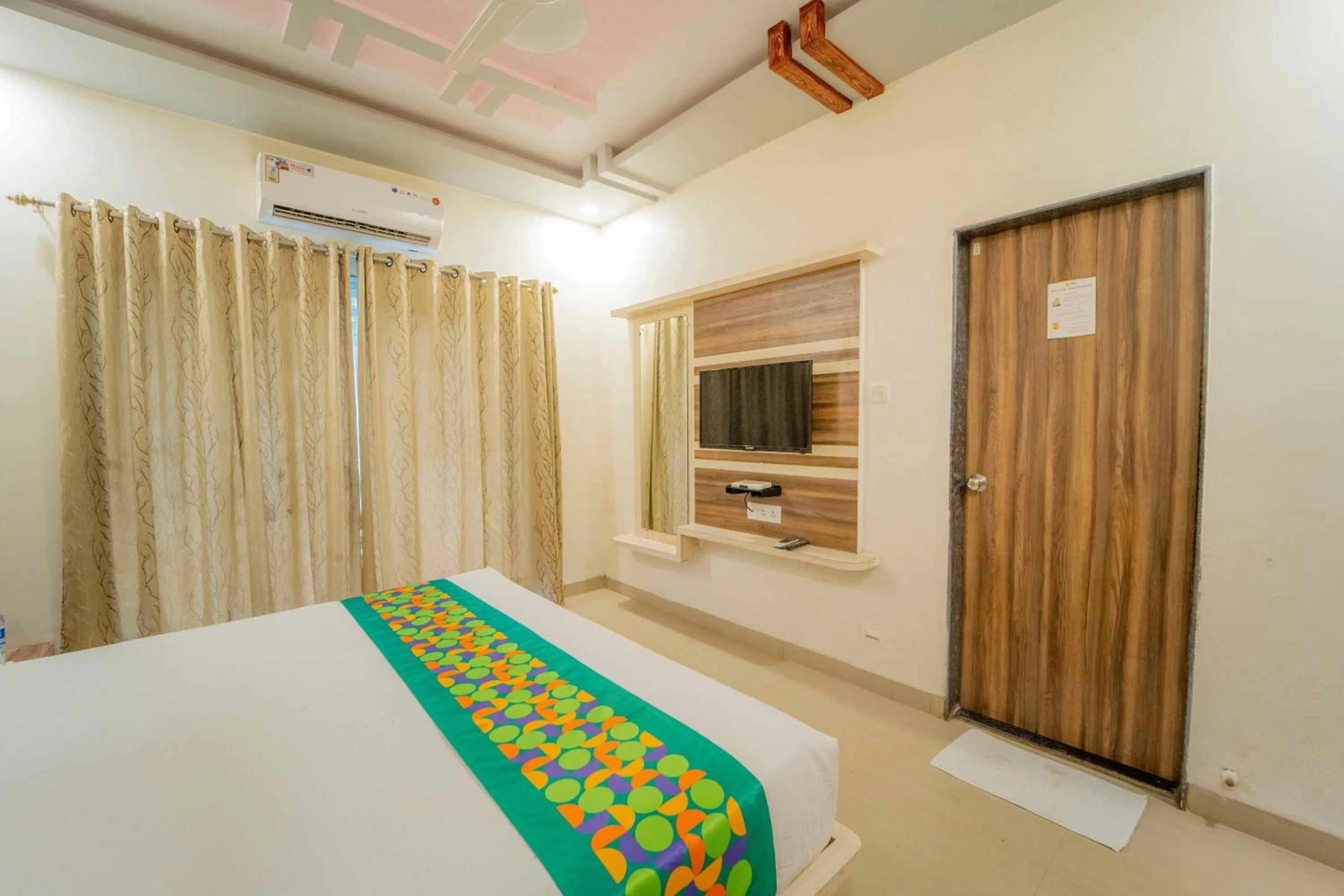 Bedroom, Bed in Treebo The Venna Hill