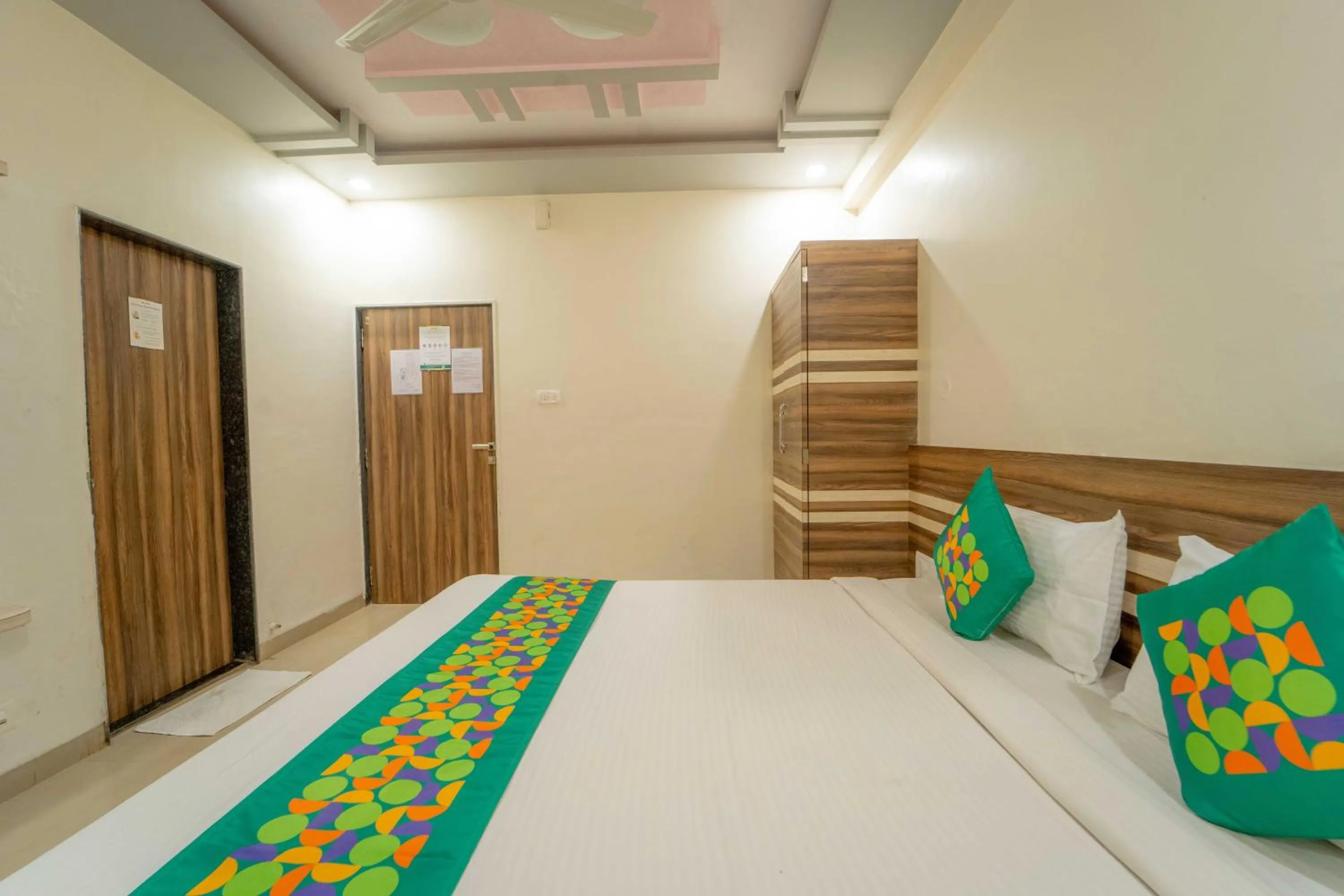 Bedroom, Bed in Treebo The Venna Hill