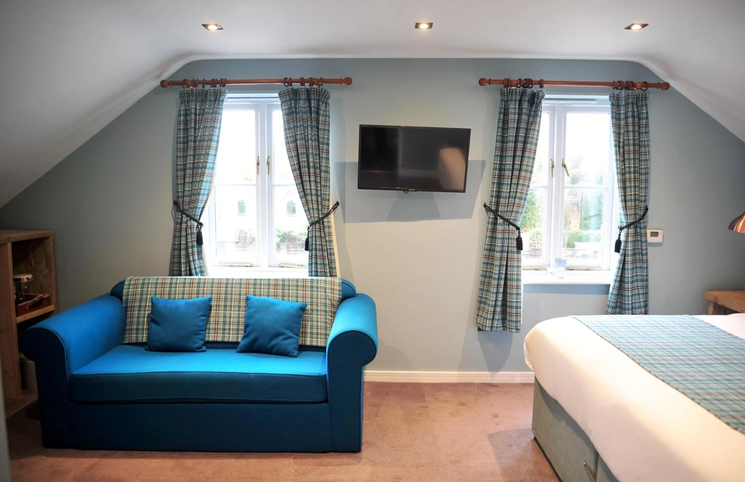 Communal lounge/ TV room, Bed in The Tal-Y-Cafn Hotel