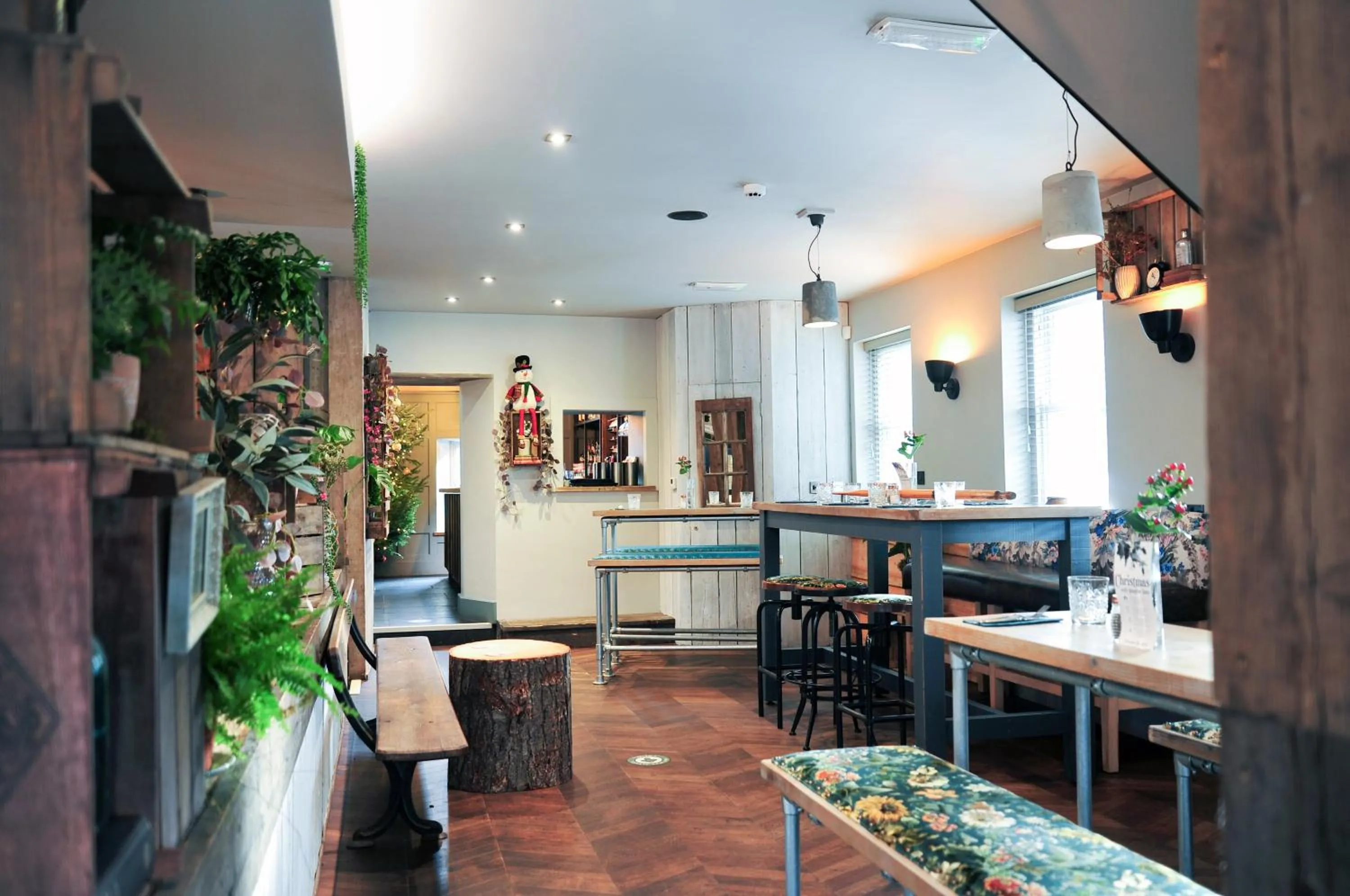 Lounge or bar, Restaurant/Places to Eat in The Tal-Y-Cafn Hotel