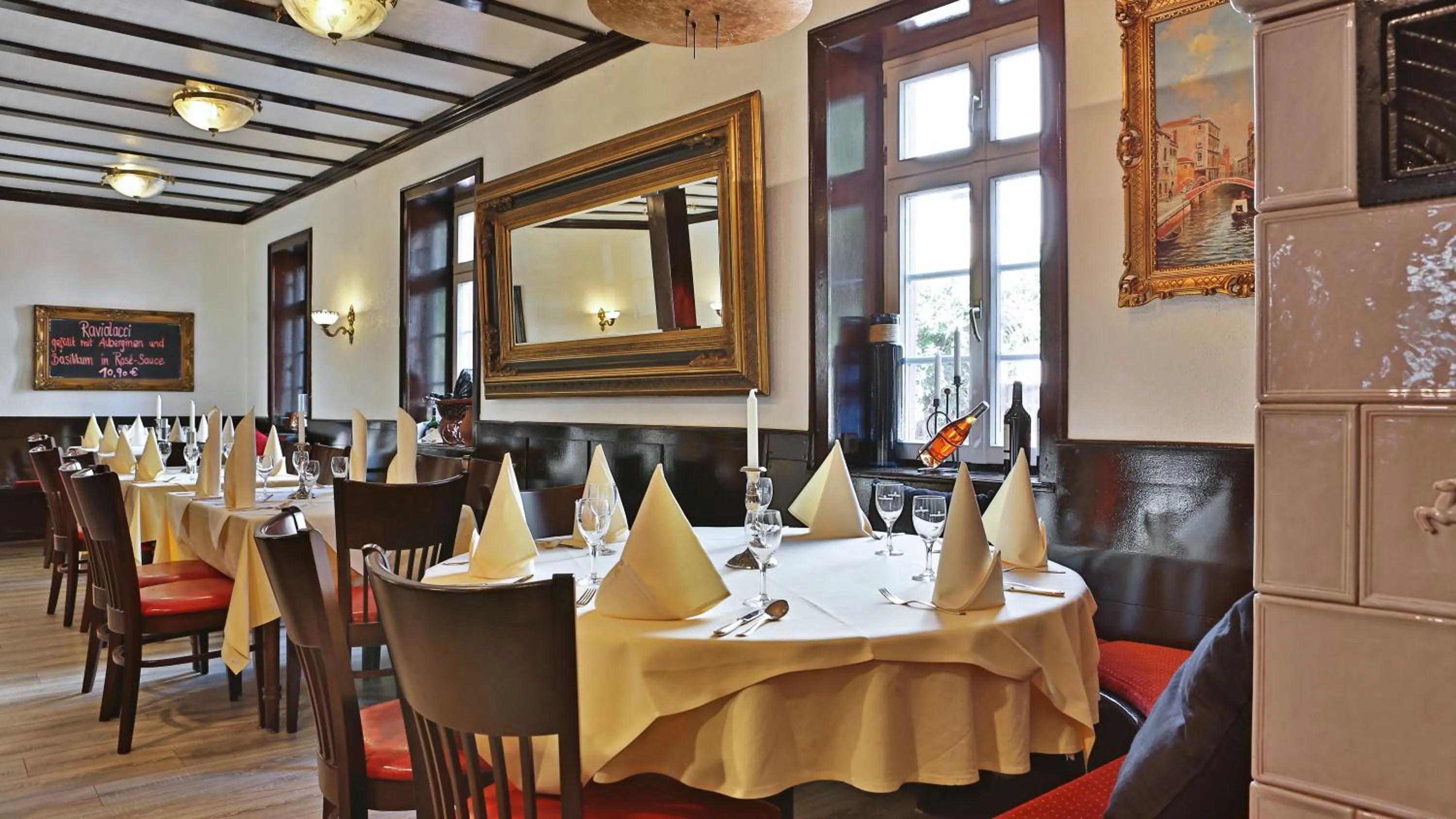 Dining area in Das Lamm Heidelberg