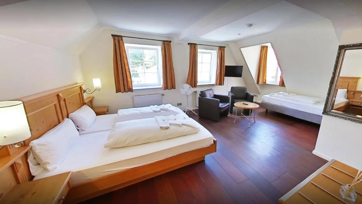 Photo of the whole room, Bed in Das Lamm Heidelberg