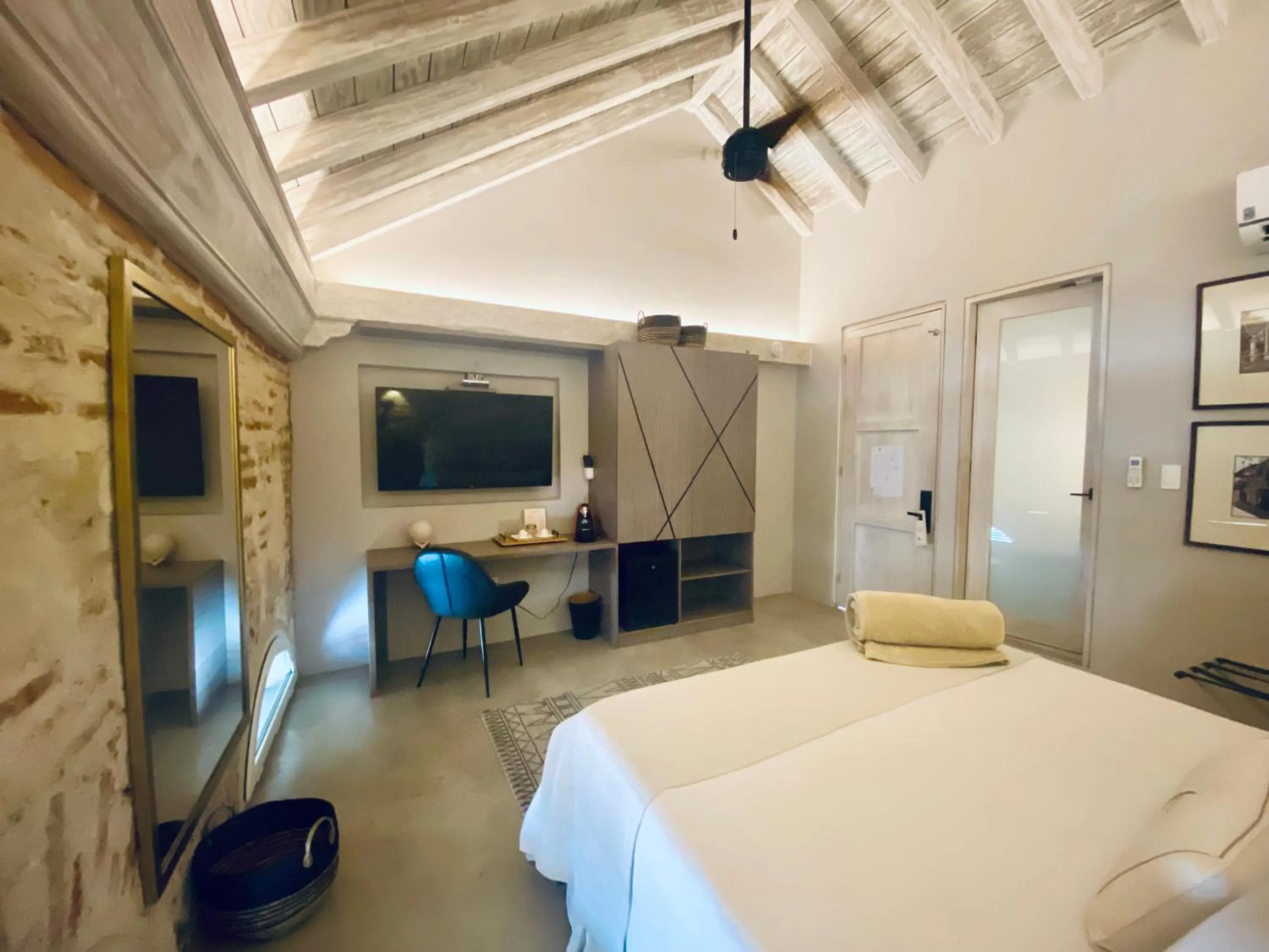 Photo of the whole room, Bed in Lunalá Hotel Boutique