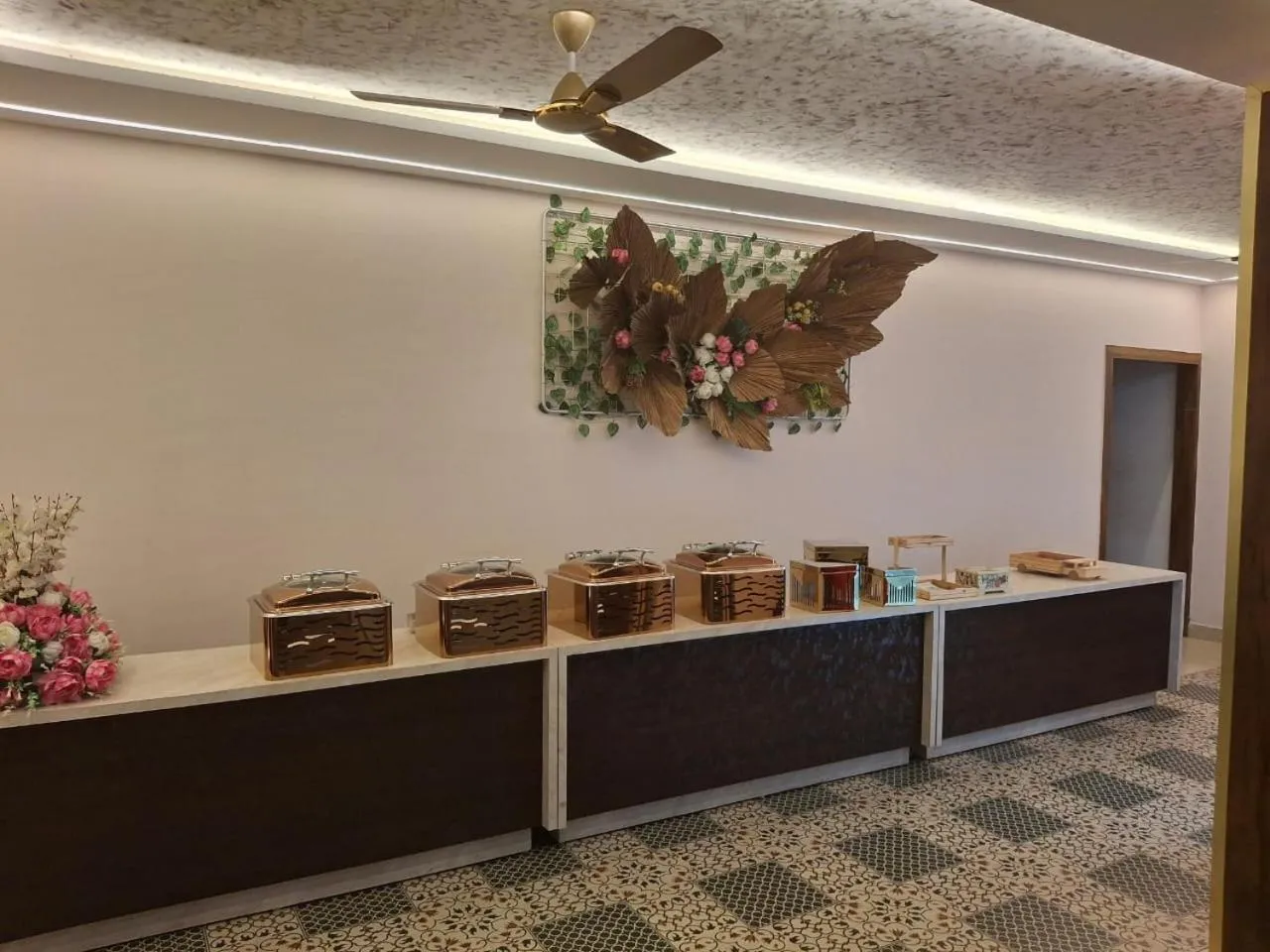 Restaurant/places to eat in Hotel Luxuria