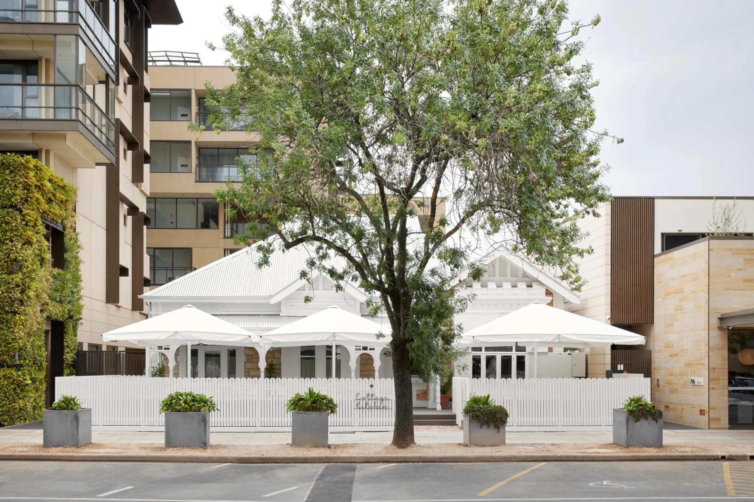 Restaurant/places to eat in Majestic M Suites