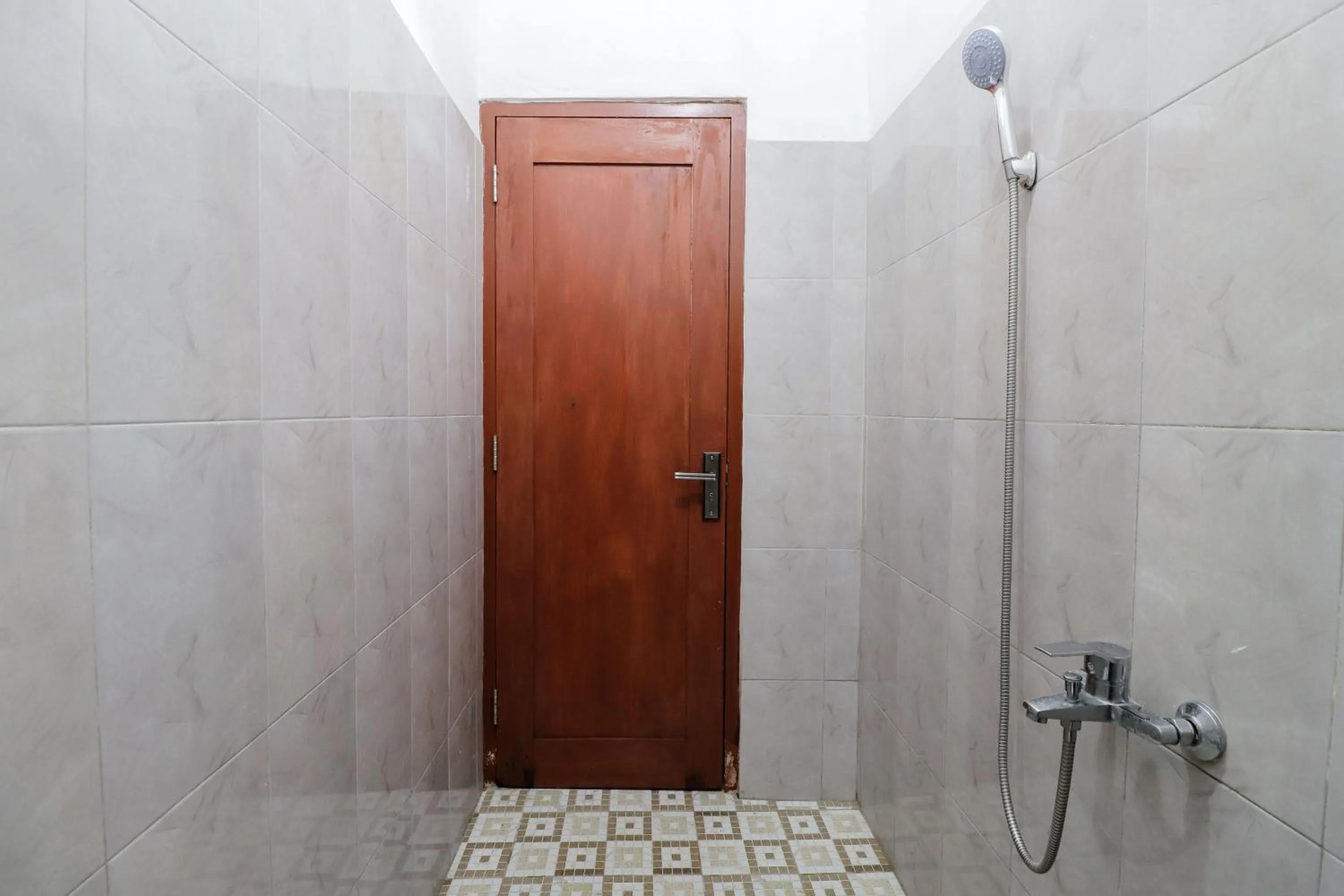 Bathroom in Omah Rohadi Syariah by Ndalem Beong