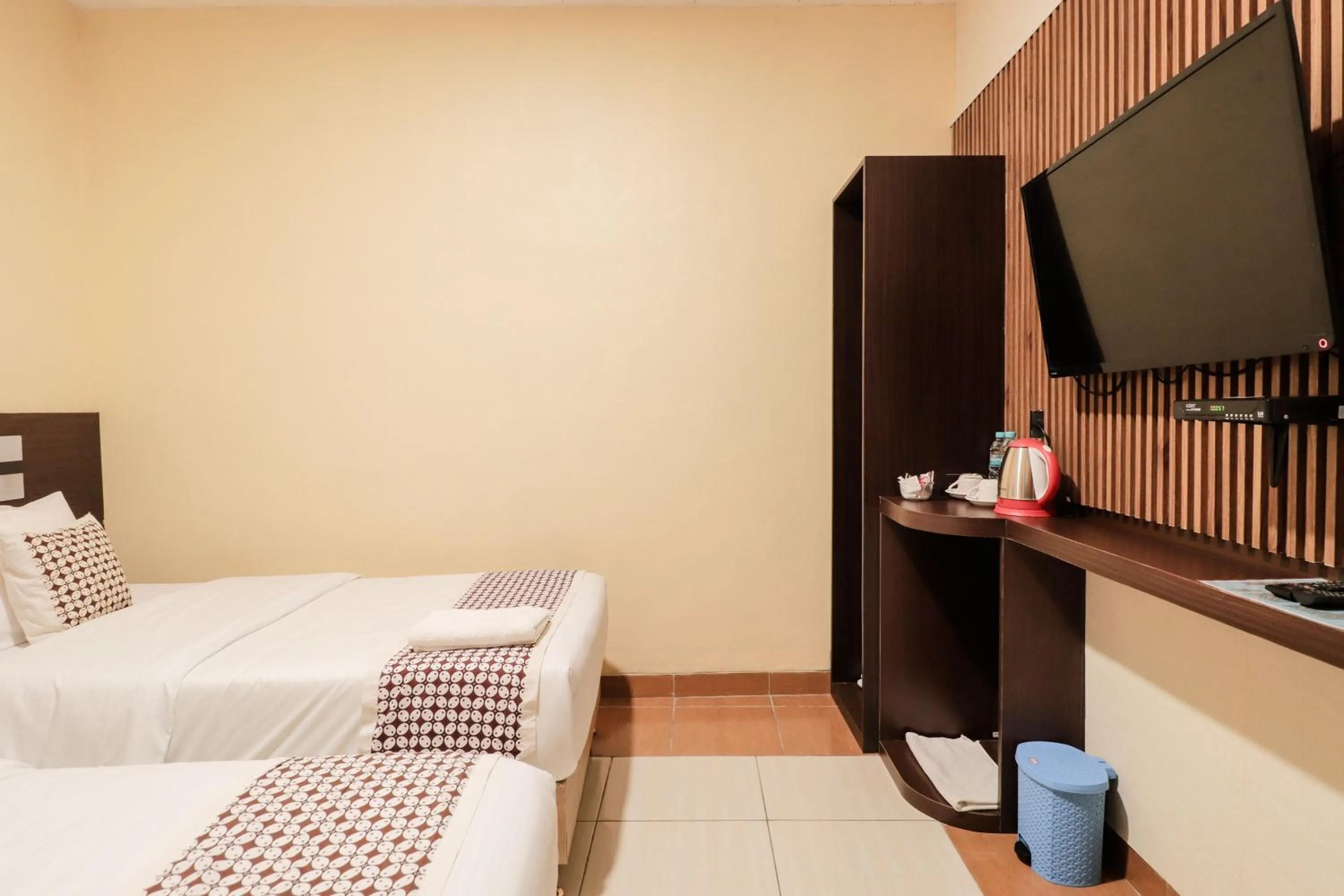 TV and multimedia, Bed in Omah Rohadi Syariah by Ndalem Beong