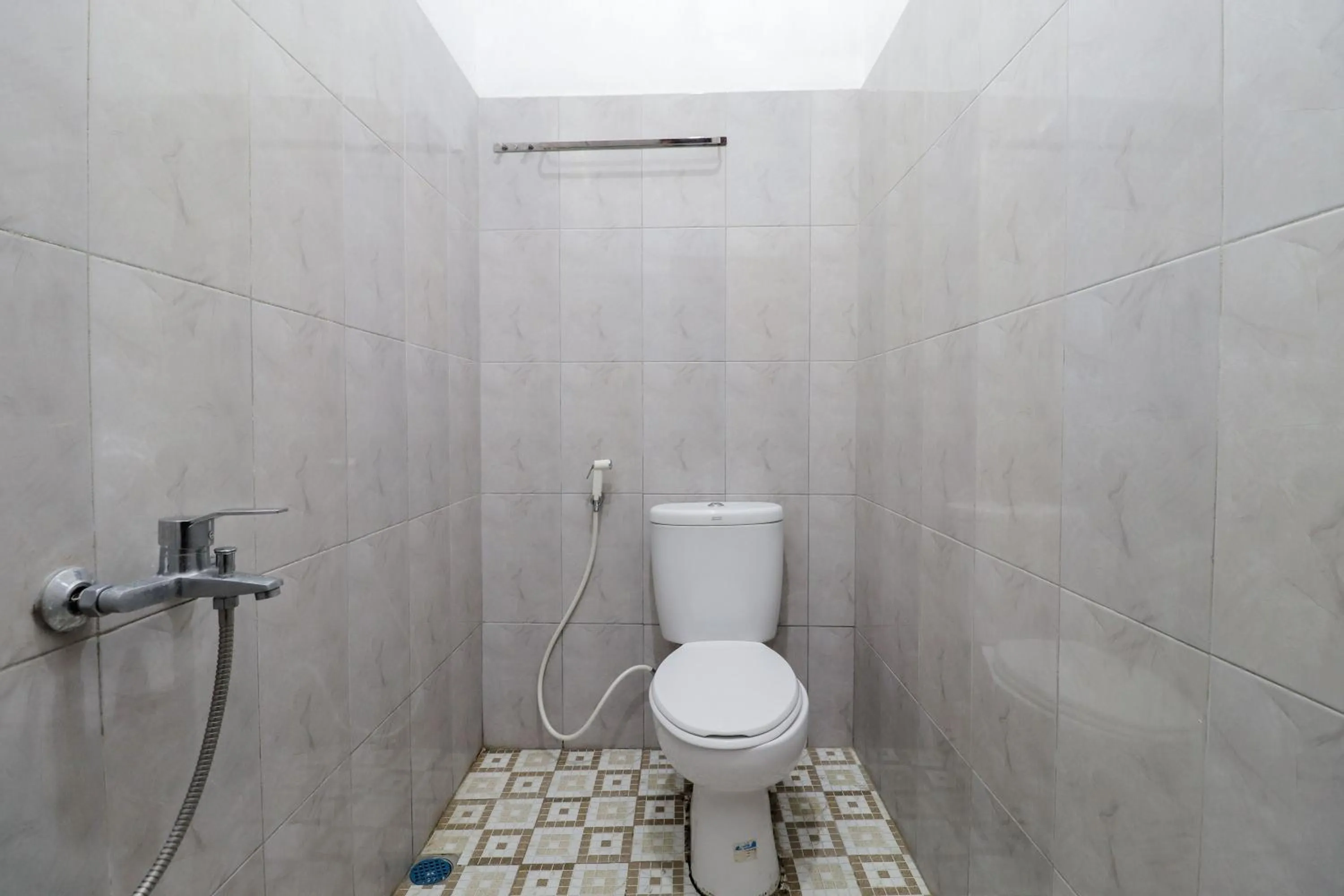 Bathroom in Omah Rohadi Syariah by Ndalem Beong