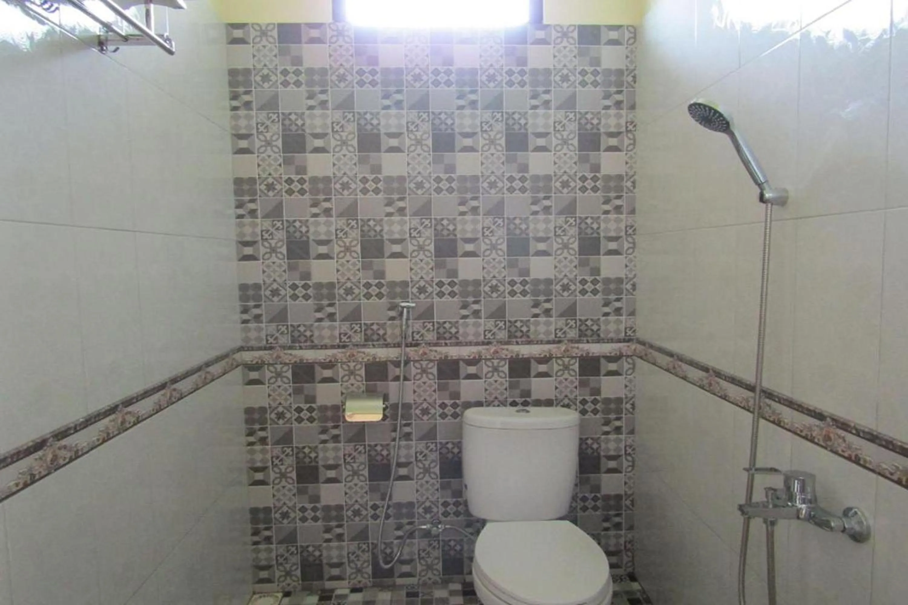Bathroom in Omah Rohadi Syariah by Ndalem Beong