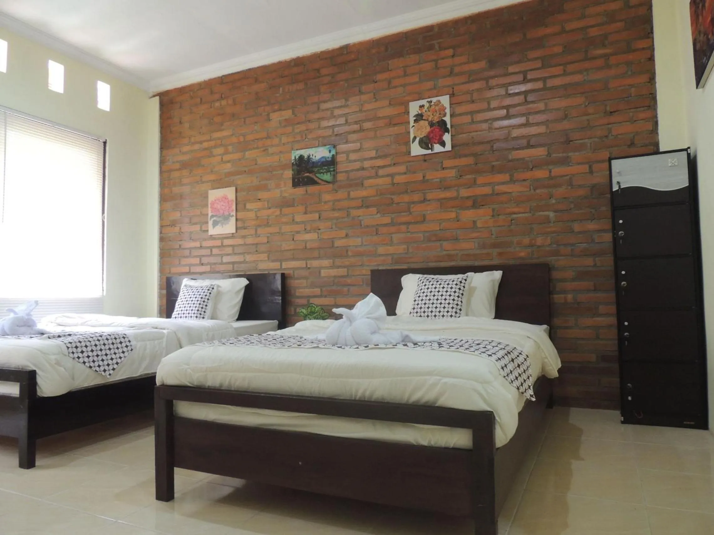 Photo of the whole room in Srikayah Syariah by Ndalem Beong