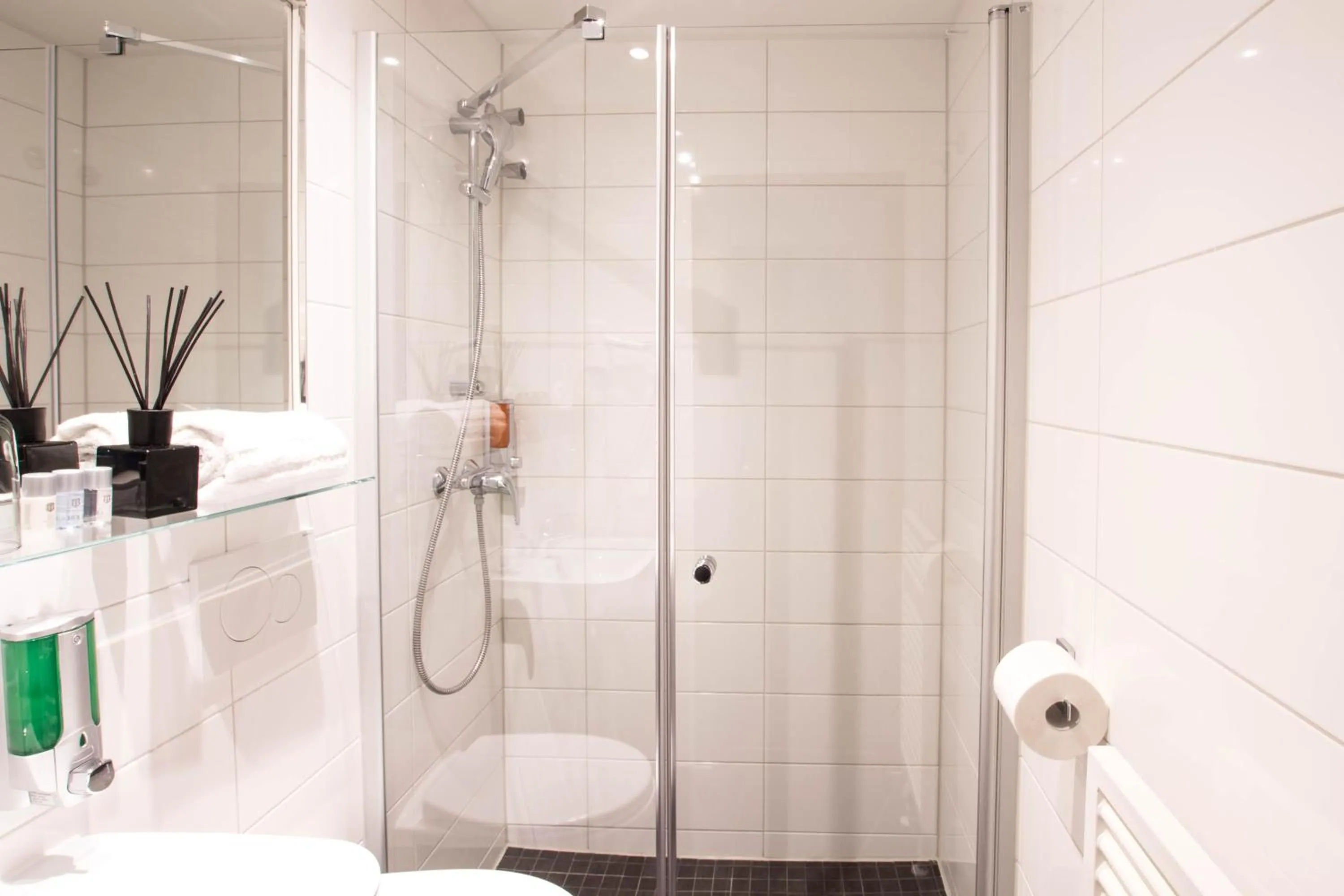 Shower in Hotel Delta am Potsdamer Platz