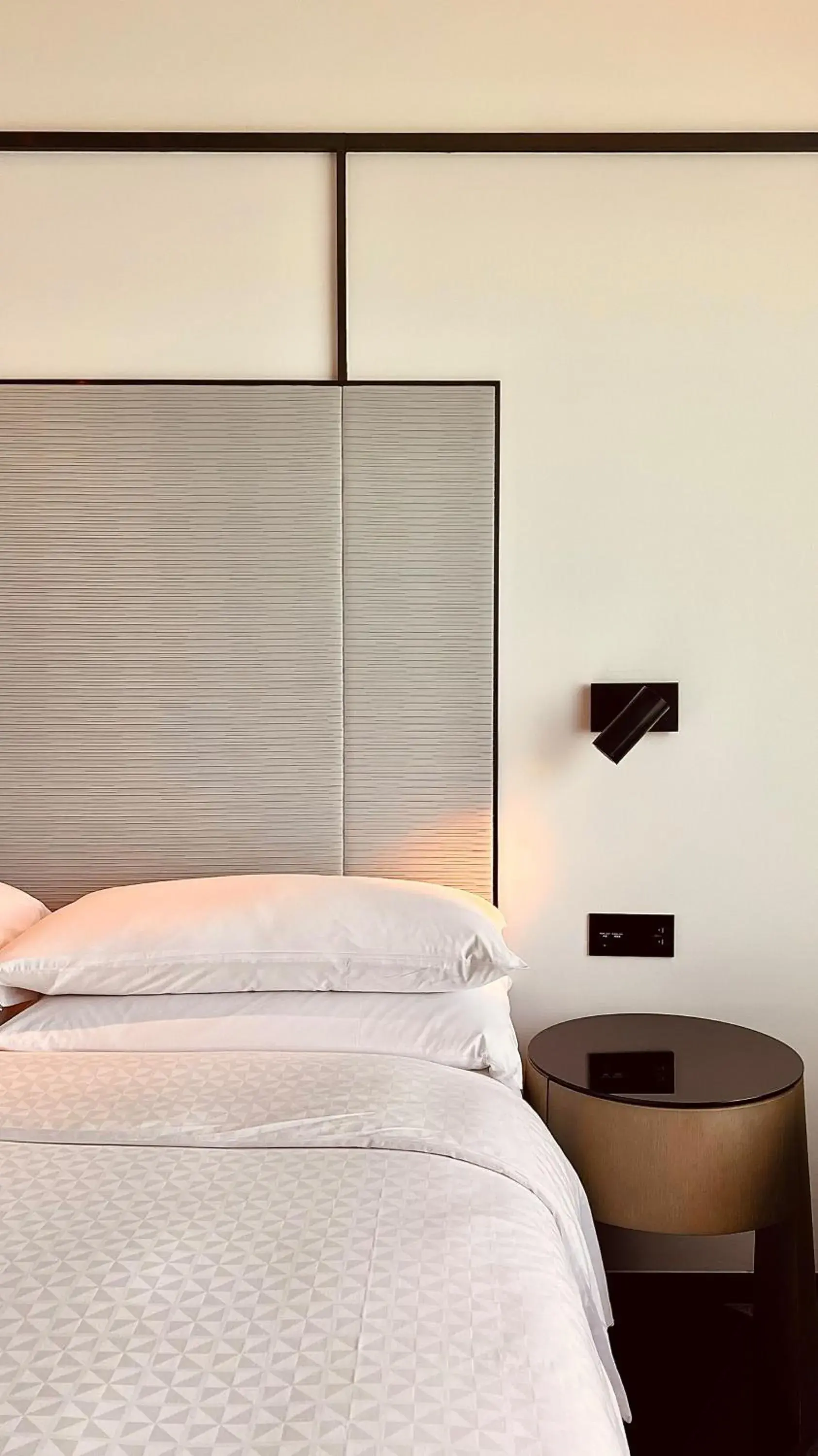 Traditional Ocean View Guest room with 1 King in Four Points by Sheraton Hong Kong, Tung Chung Traditional Ocean View Guest room with 1 King in Four Points by Sheraton Hong Kong, Tung Chung