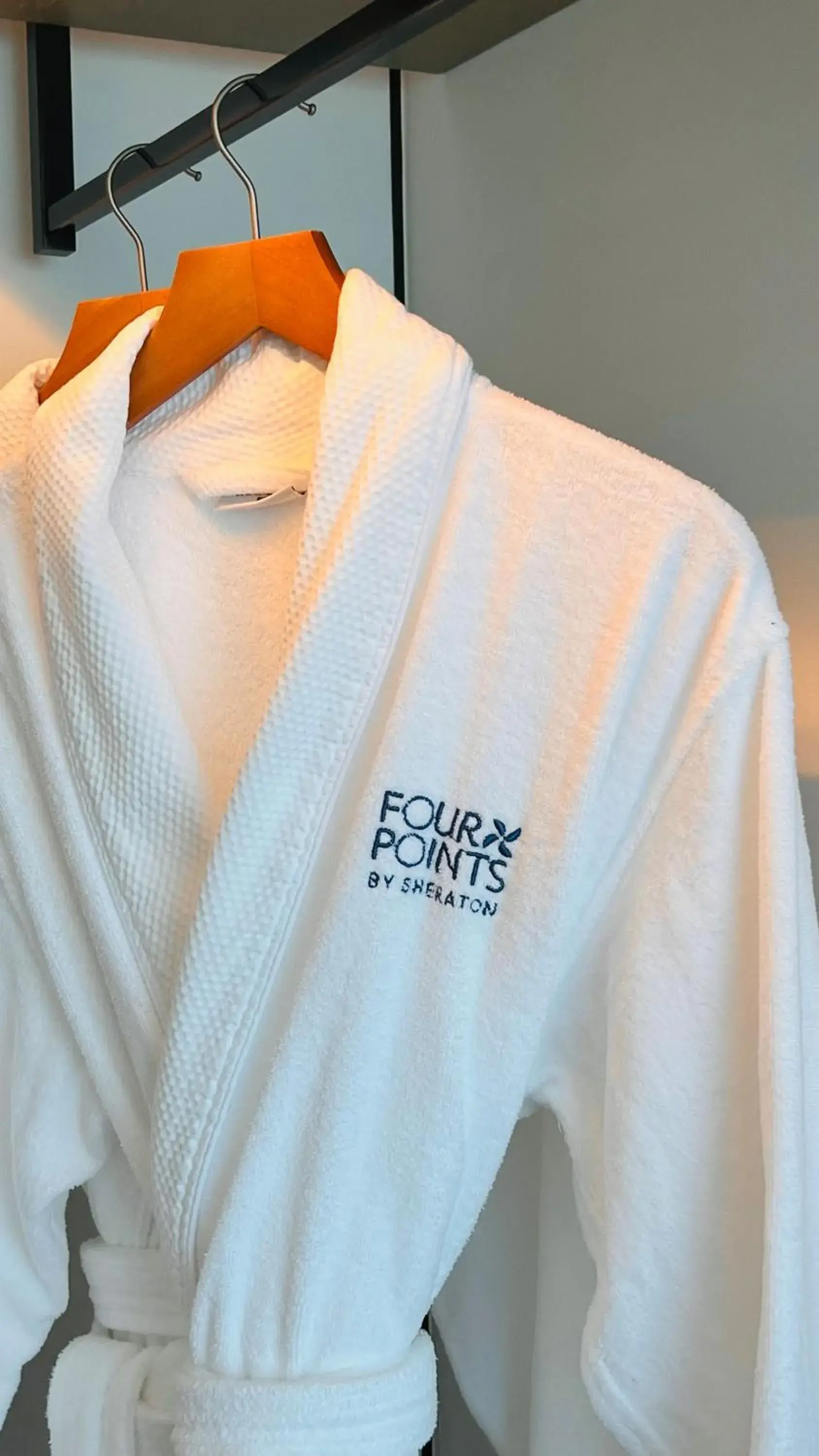 Traditional room with 1 King Bed in Four Points by Sheraton Hong Kong, Tung Chung Traditional room with 1 King Bed in Four Points by Sheraton Hong Kong, Tung Chung