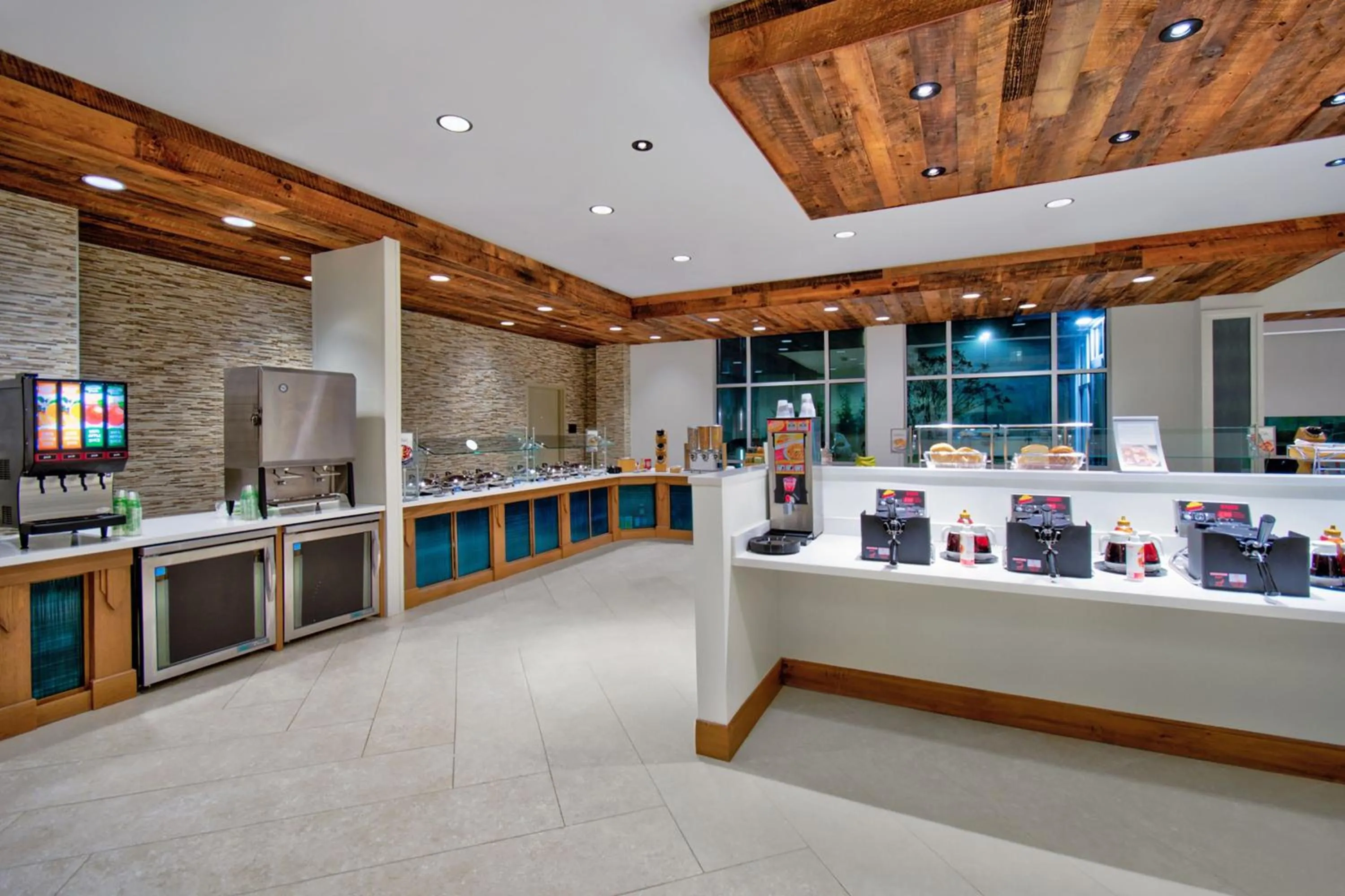 Breakfast in Fairfield by Marriott Inn & Suites Orlando at FLAMINGO CROSSINGS® Town Center