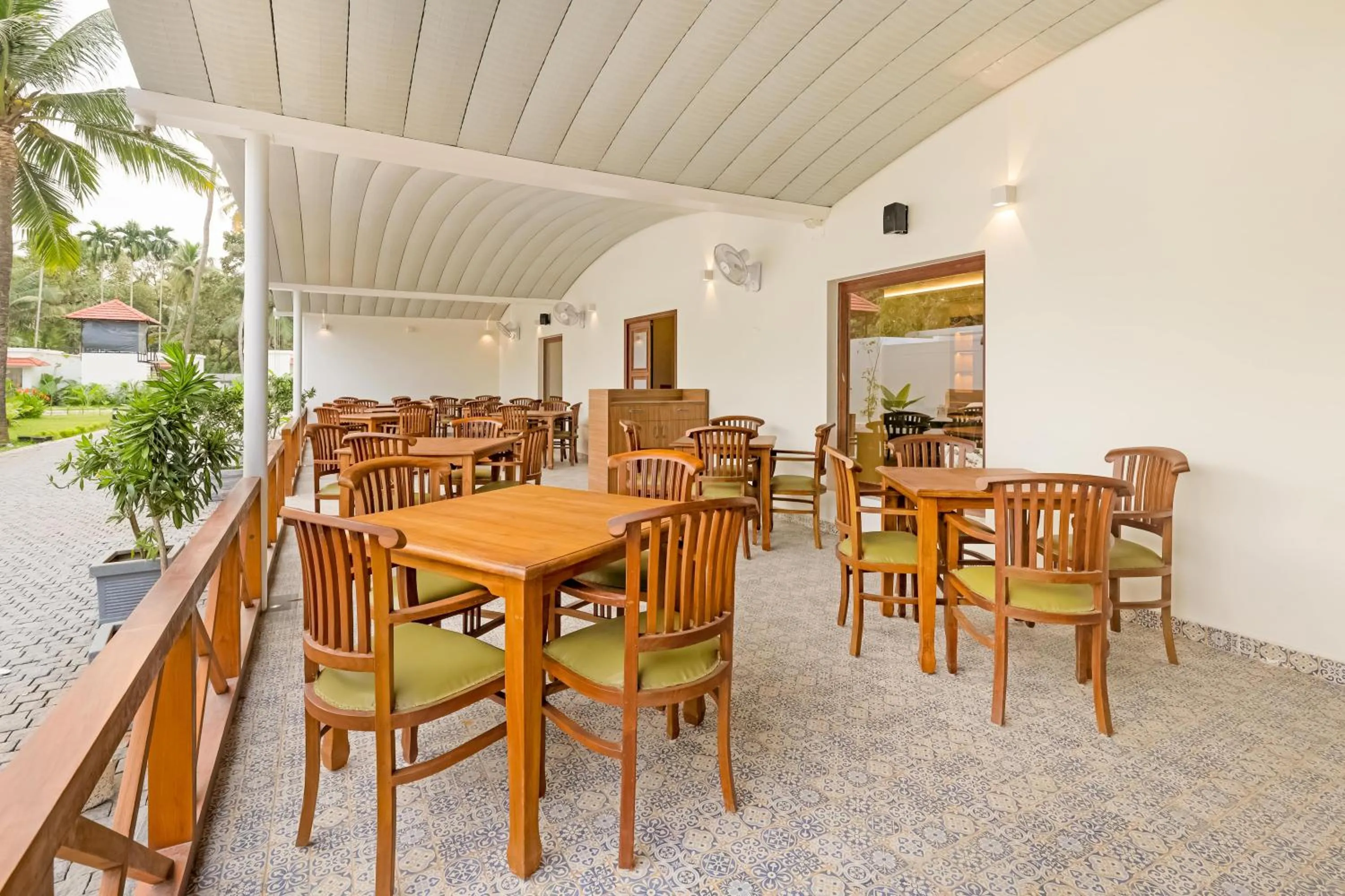 Restaurant/places to eat in Club Mahindra Arookutty, Alleppey