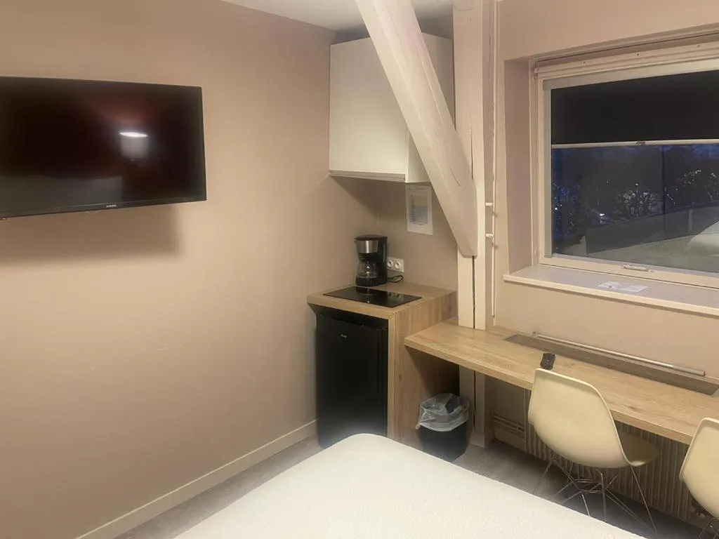 TV and multimedia in Appart'hôtel Voltaire