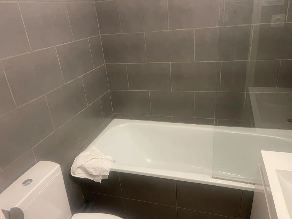 Bath in Appart'hôtel Voltaire