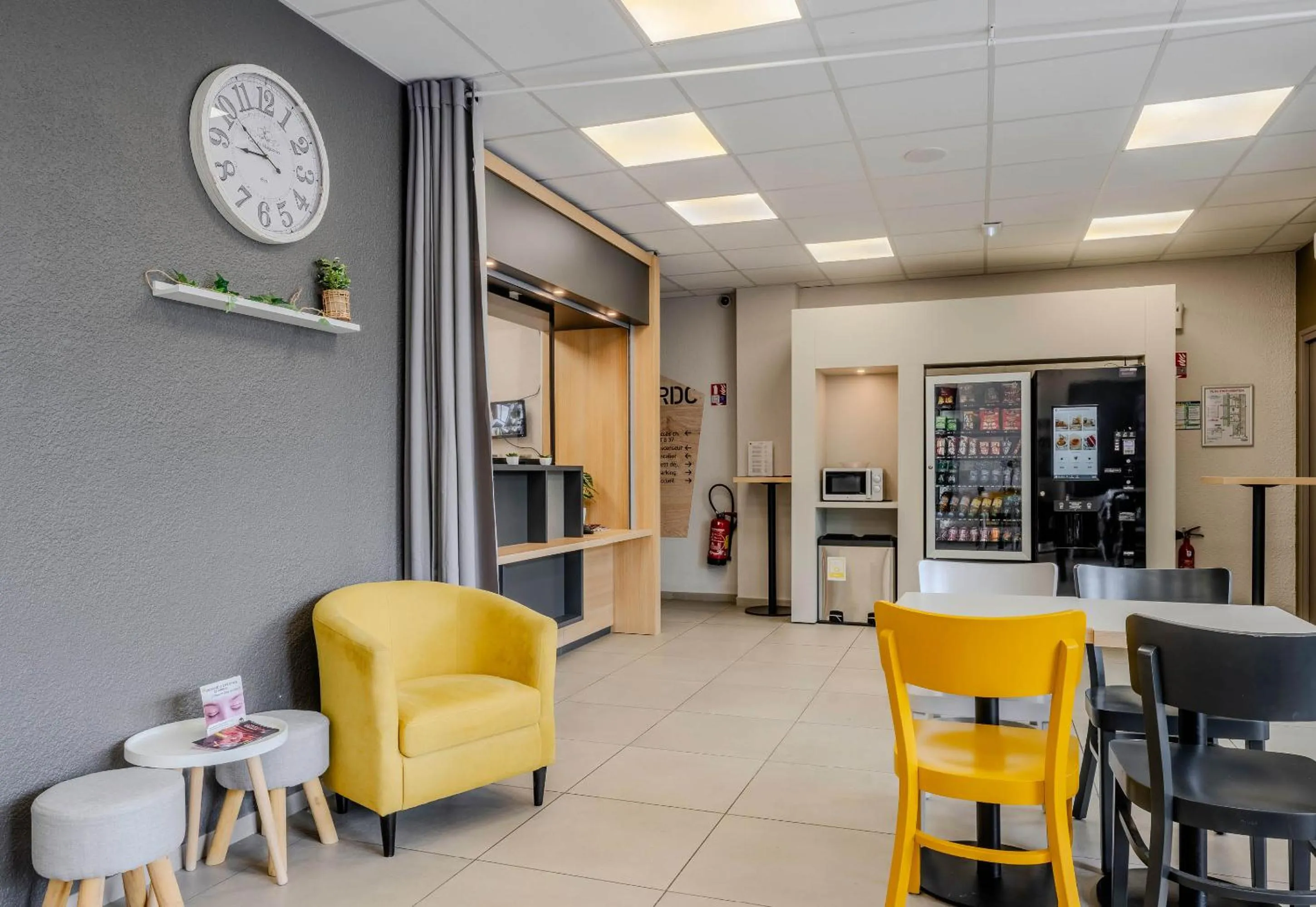 Lobby or reception in B&B HOTEL Cambrai