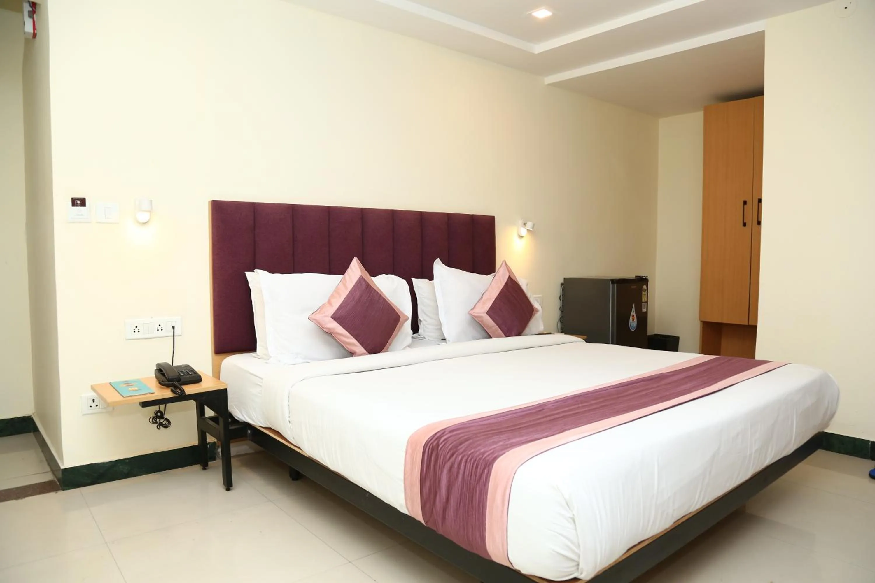 Bed in Hotel Konark Inn