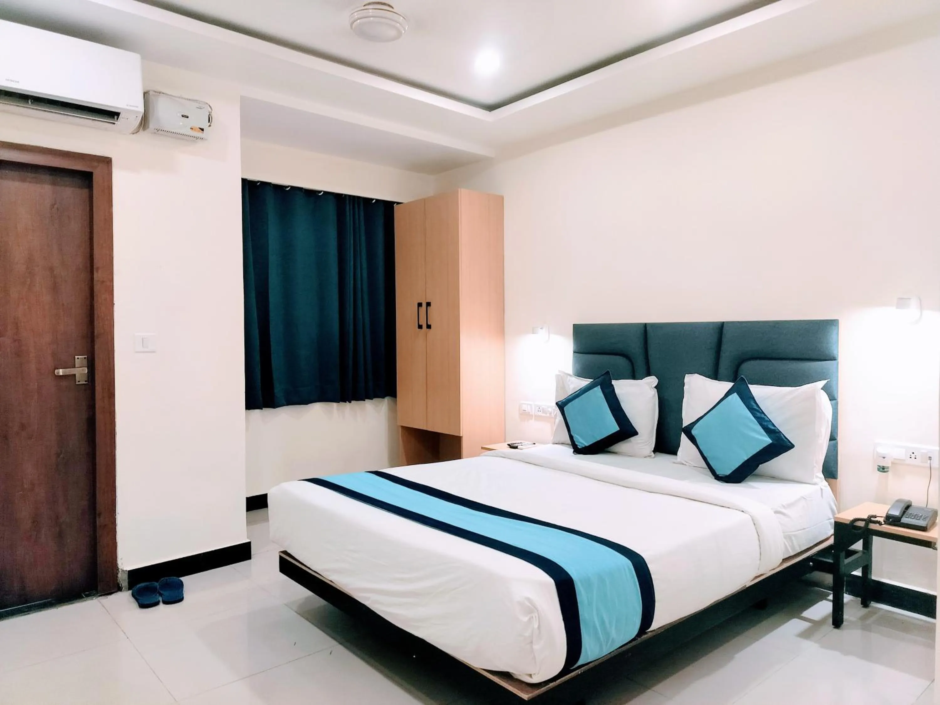 Bed in Hotel Konark Inn