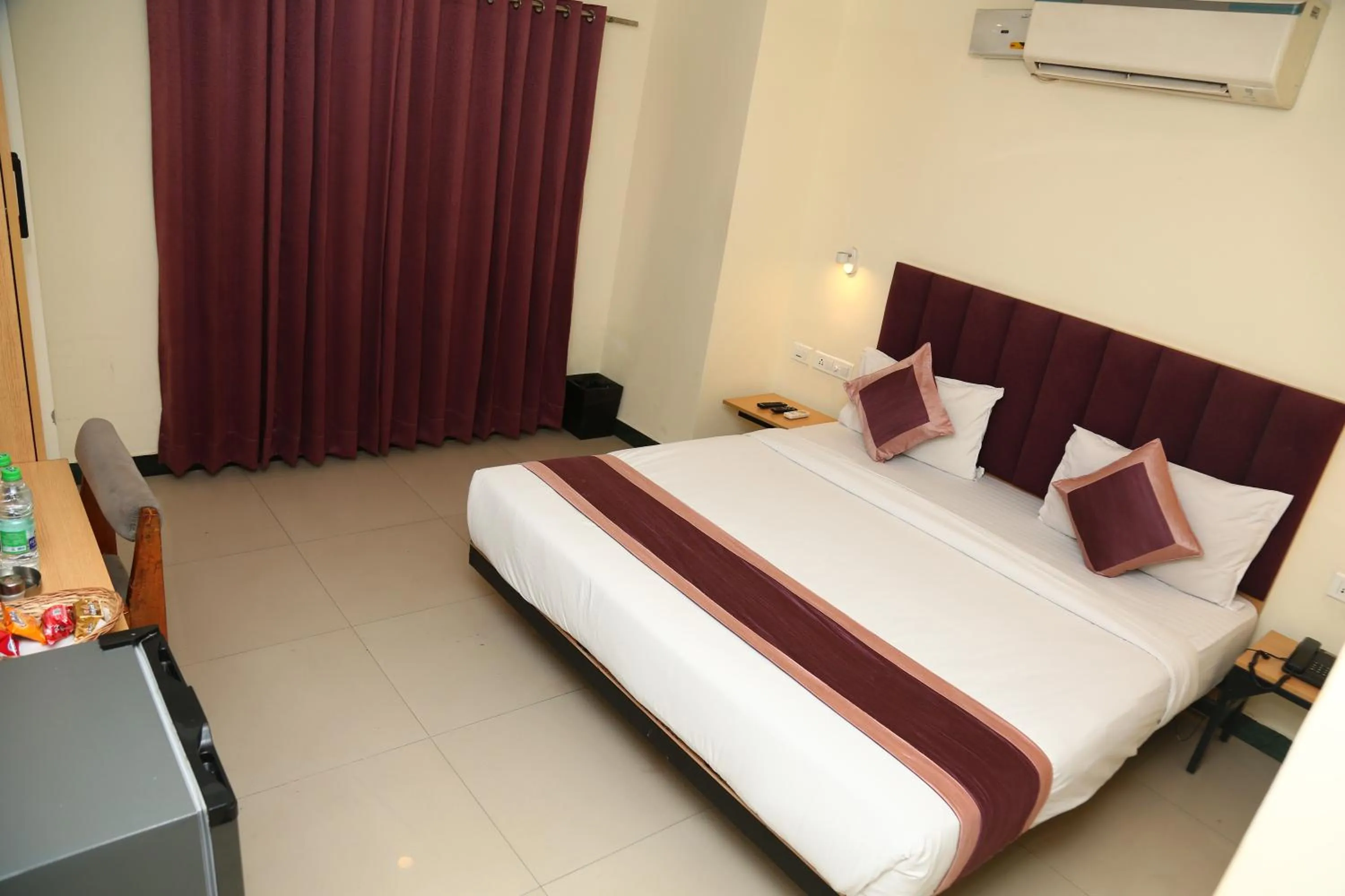 Bed in Hotel Konark Inn