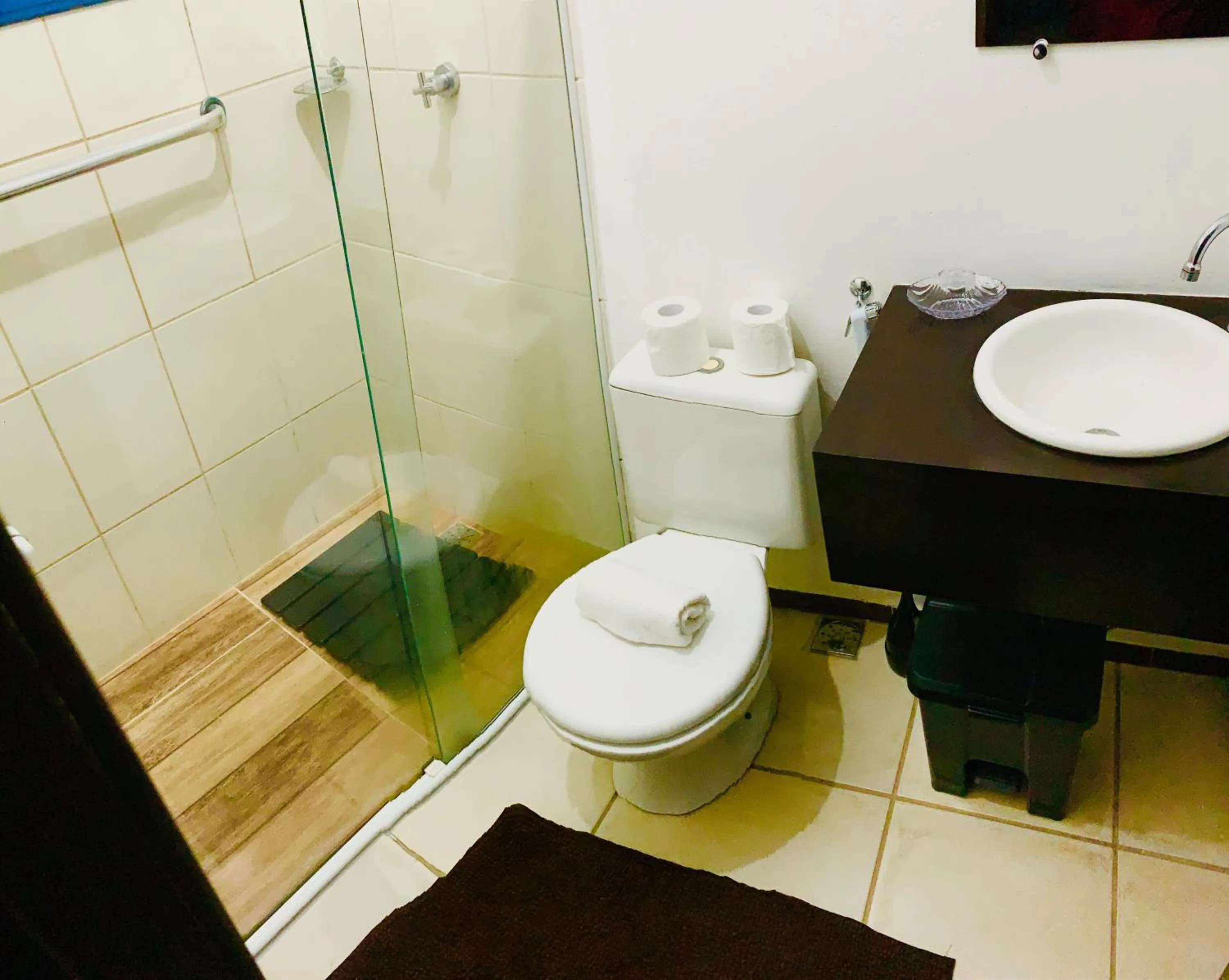 Shower in Suítes Curta Paraty, Família e PETs