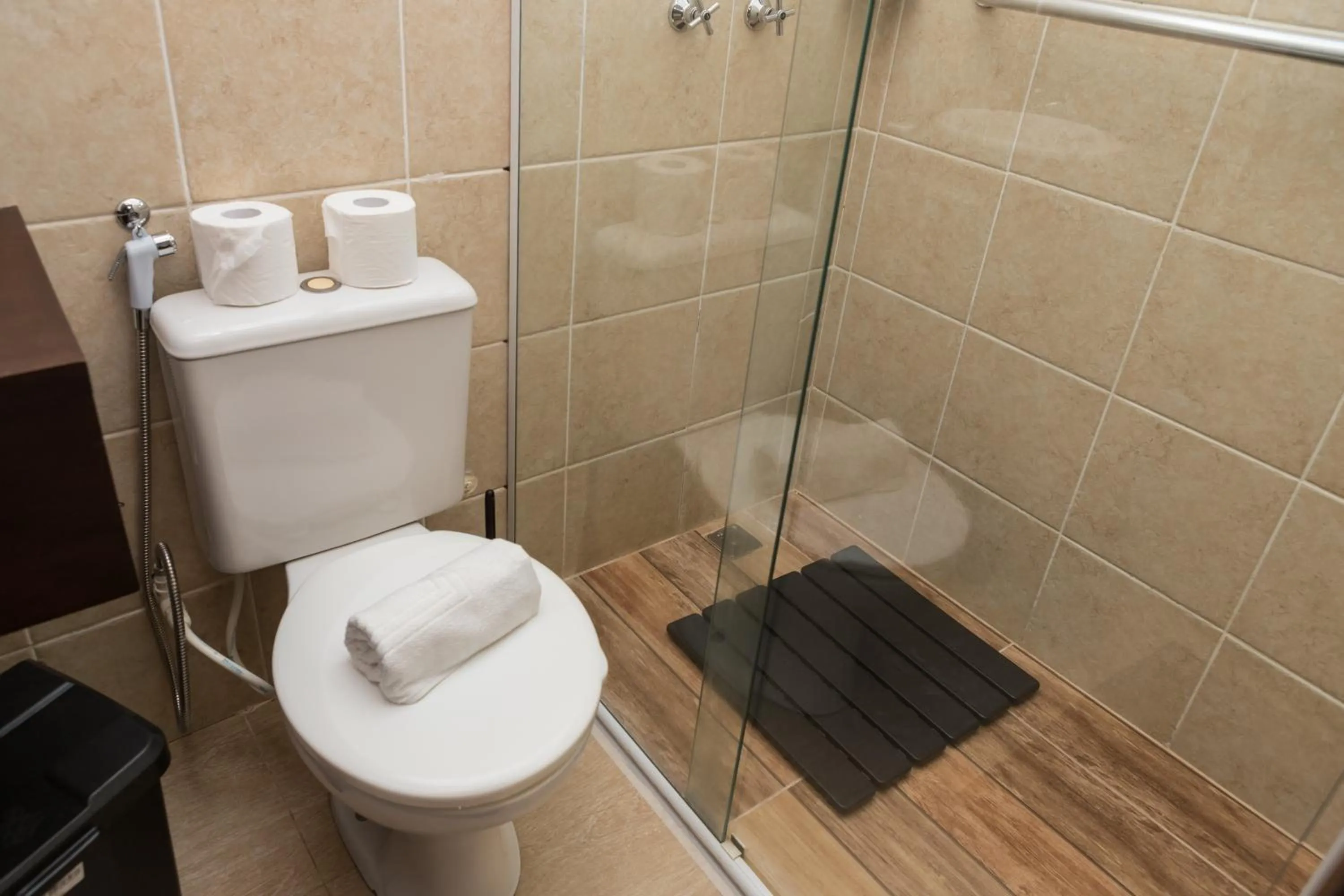 Bathroom in Suítes Curta Paraty, Família e PETs