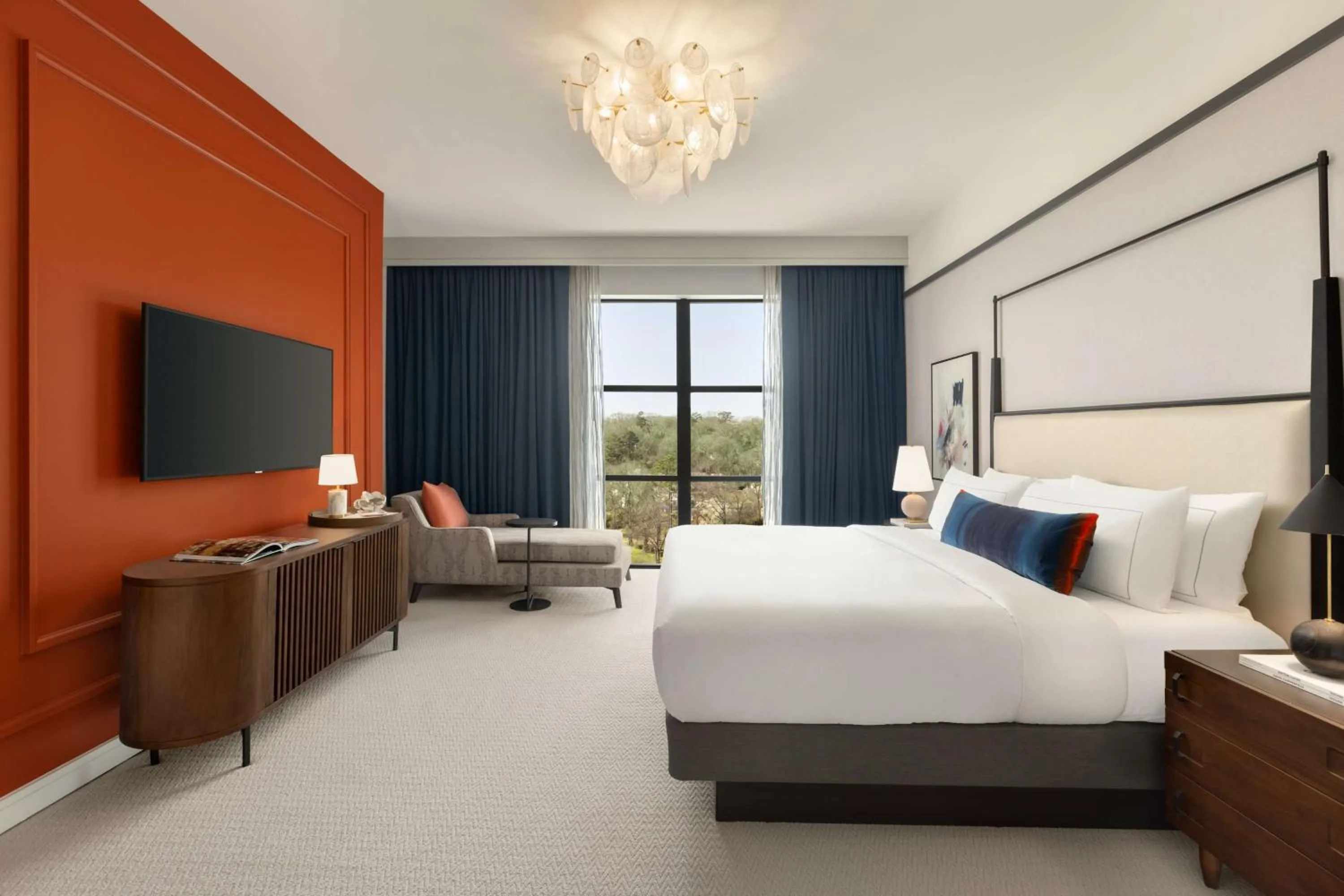 Living room, Bed in Valley Hotel Homewood Birmingham - Curio Collection By Hilton